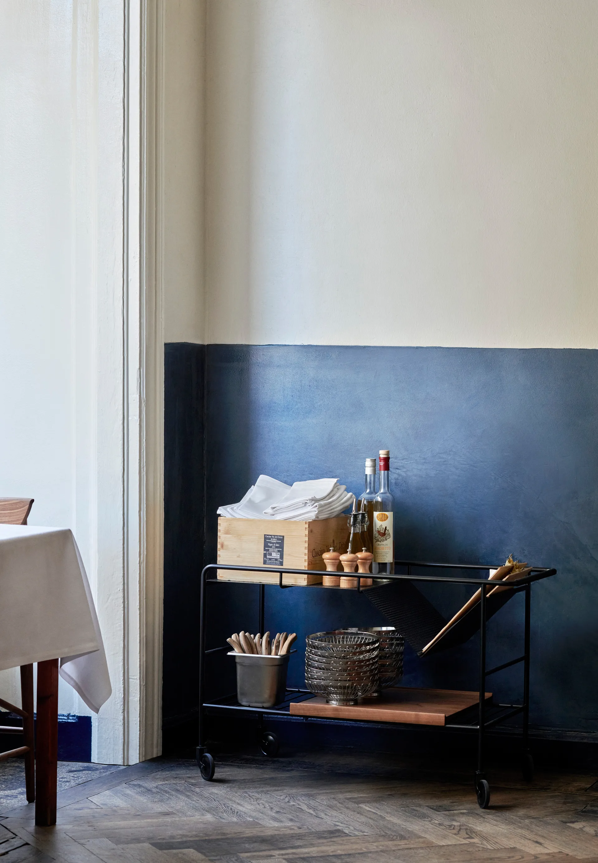 Carrinho de armazenamento Alima em nogueira laqueada, Black & lacquered walnut &Tradition