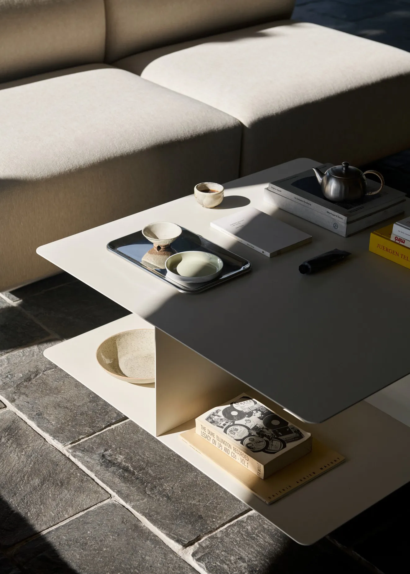 Develius EV3 mesa de centro, Aço marfim, Ø89 × 40 cm &Tradition