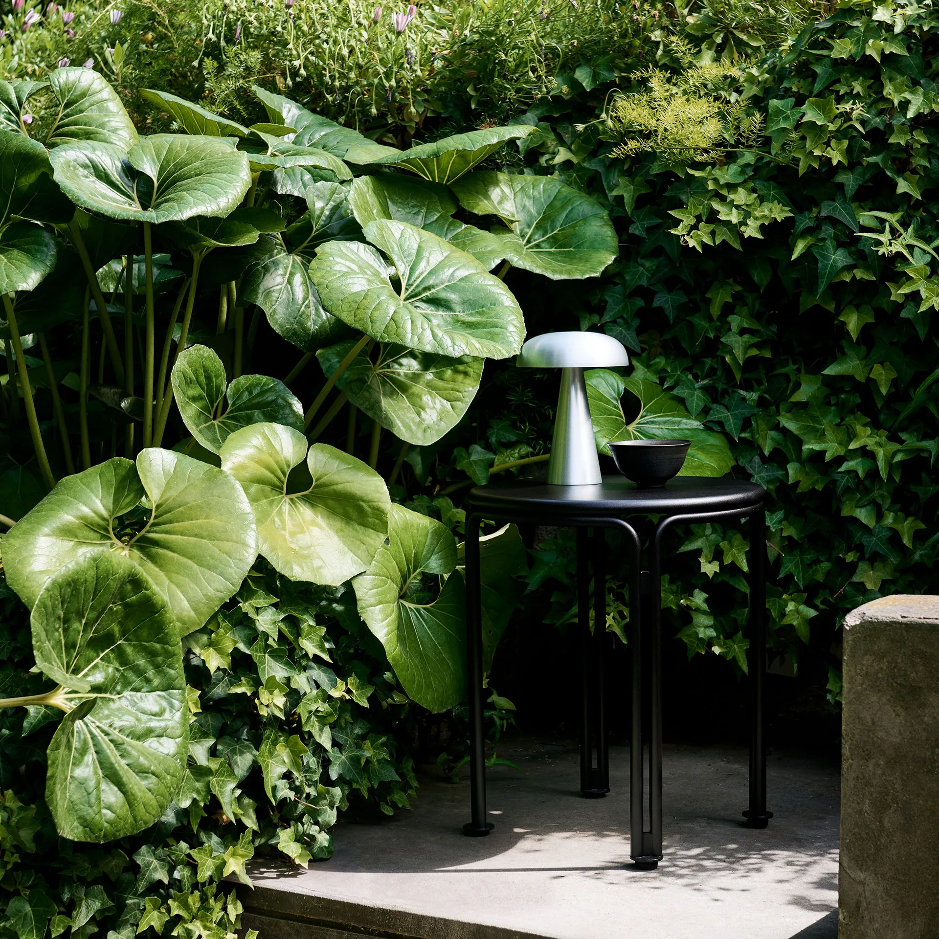 Mesa de apoio Thorvald SC102, Warm black &Tradition