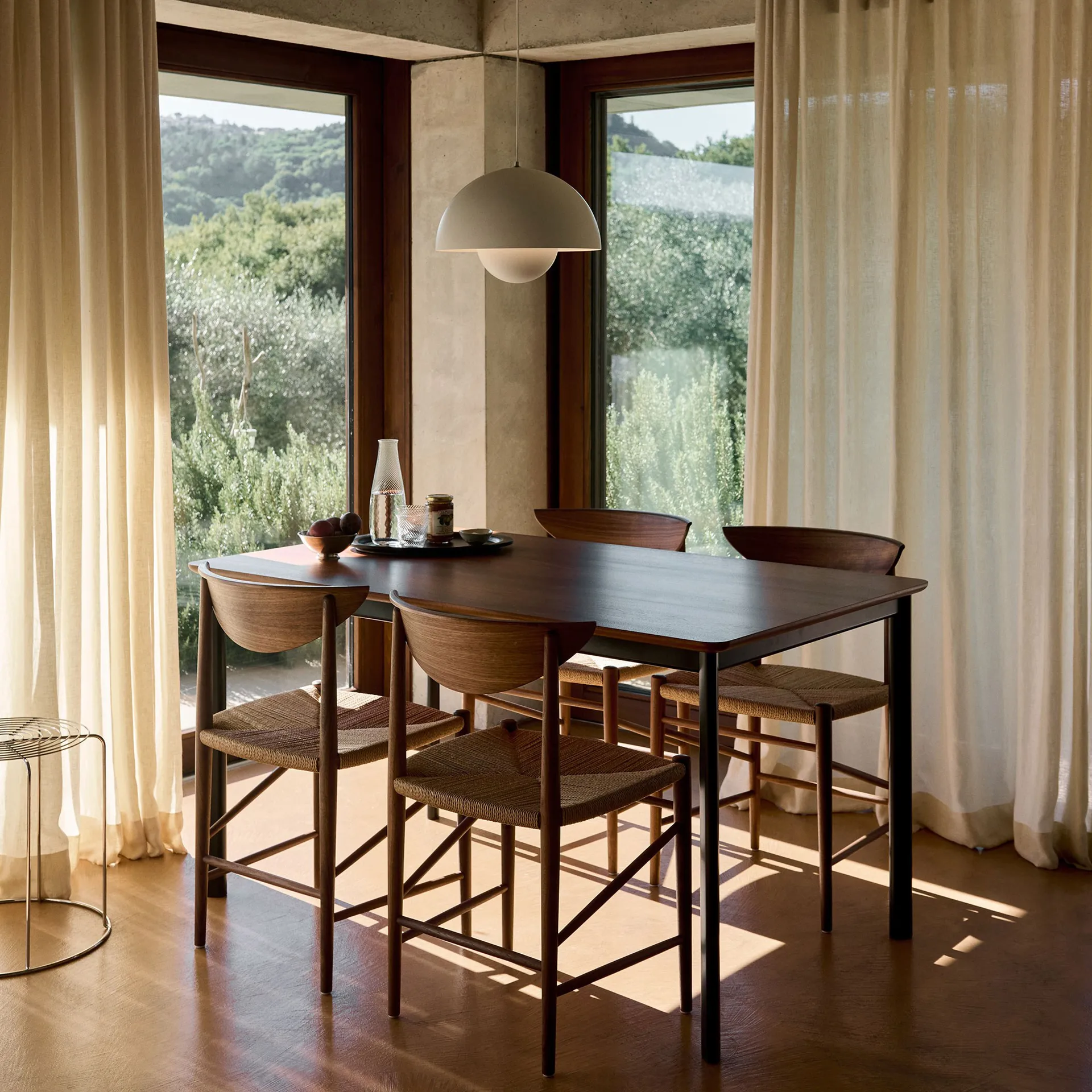 Mesa de jantar Drip HW115 83x143 cm, Black frame-clear lacq. walnut &Tradition