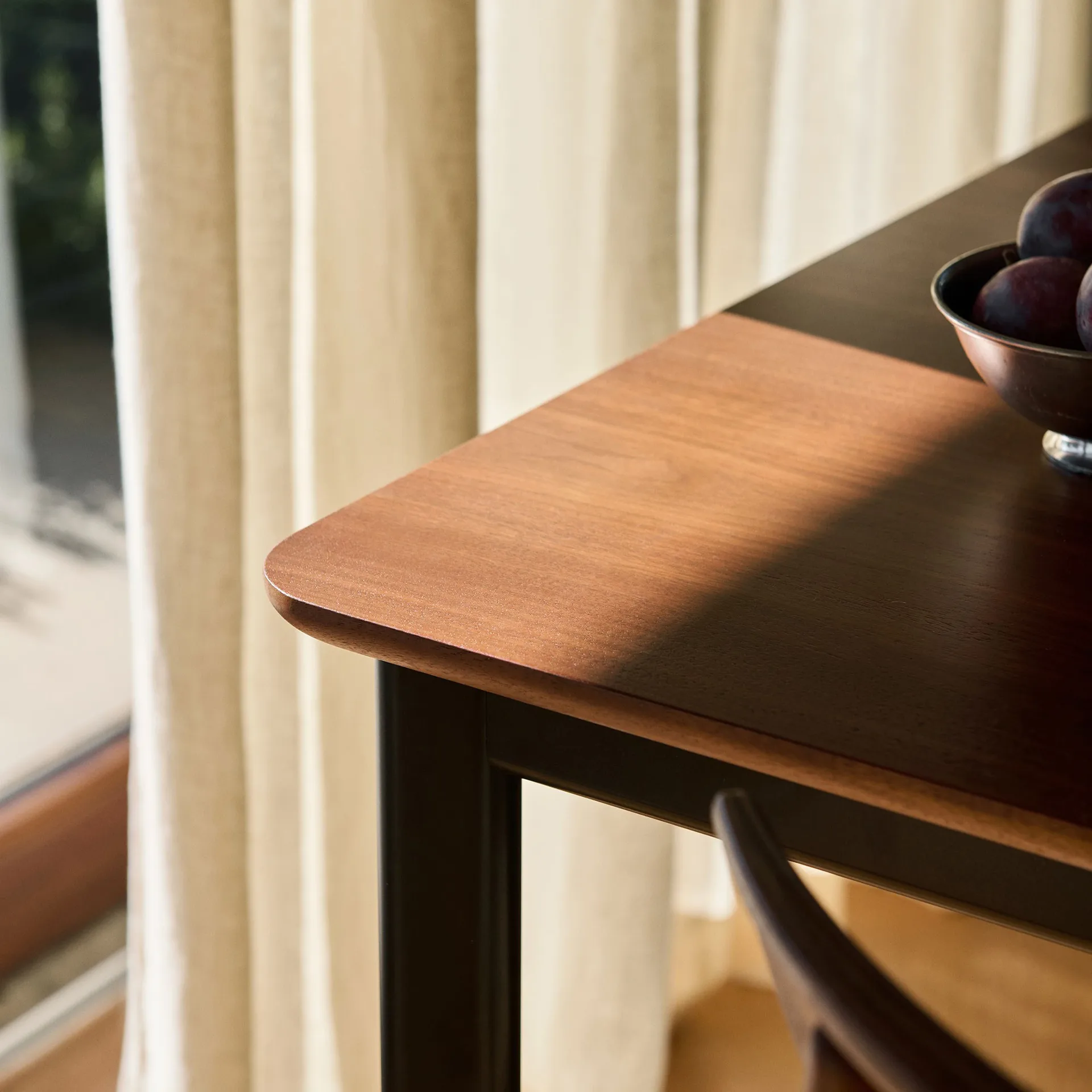 Mesa de jantar Drip HW117 103x253 cm, Black frame-clear lacq. walnut &Tradition