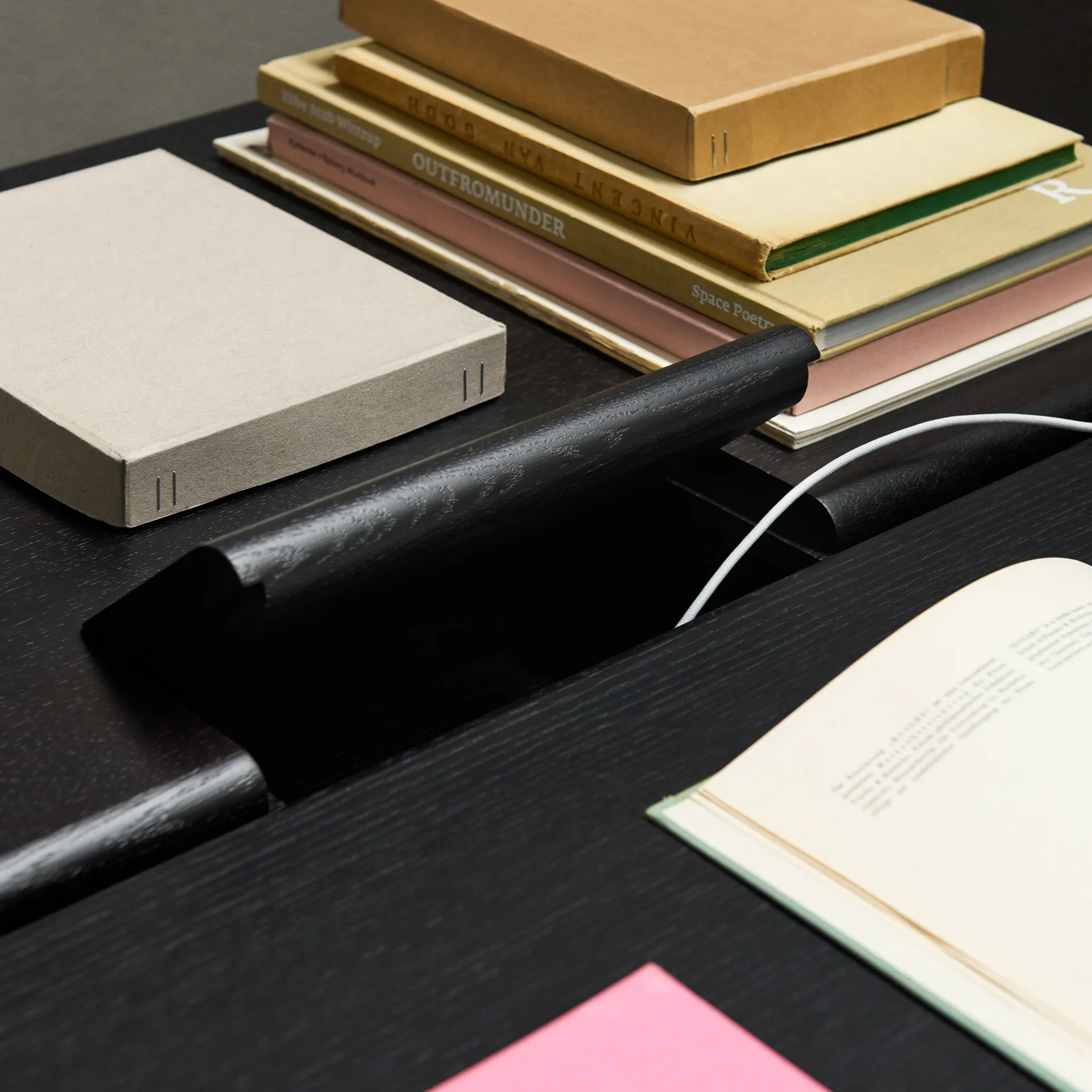 Mesa de jantar Ita OS1 com gestão de cabos 95x200 cm, Dark stained oak &Tradition