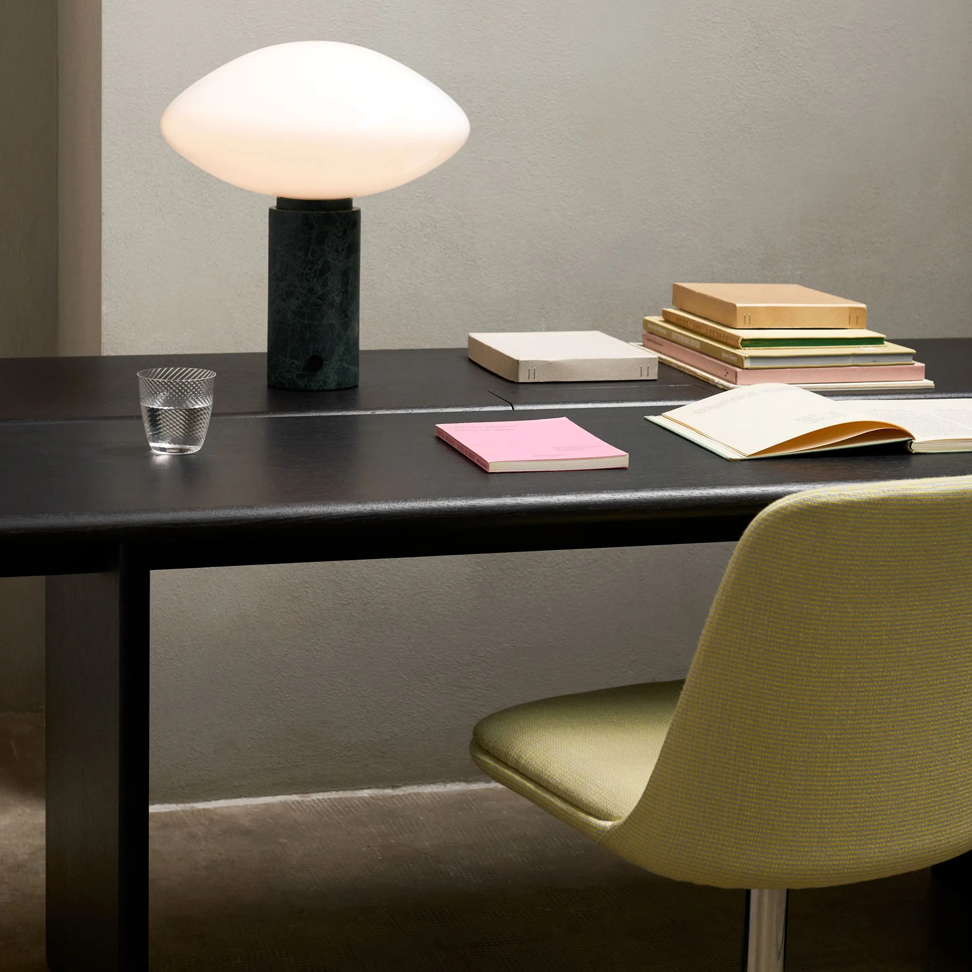 Mesa de jantar Ita OS2 com gestão de cabos 95x260 cm, Dark stained oak &Tradition