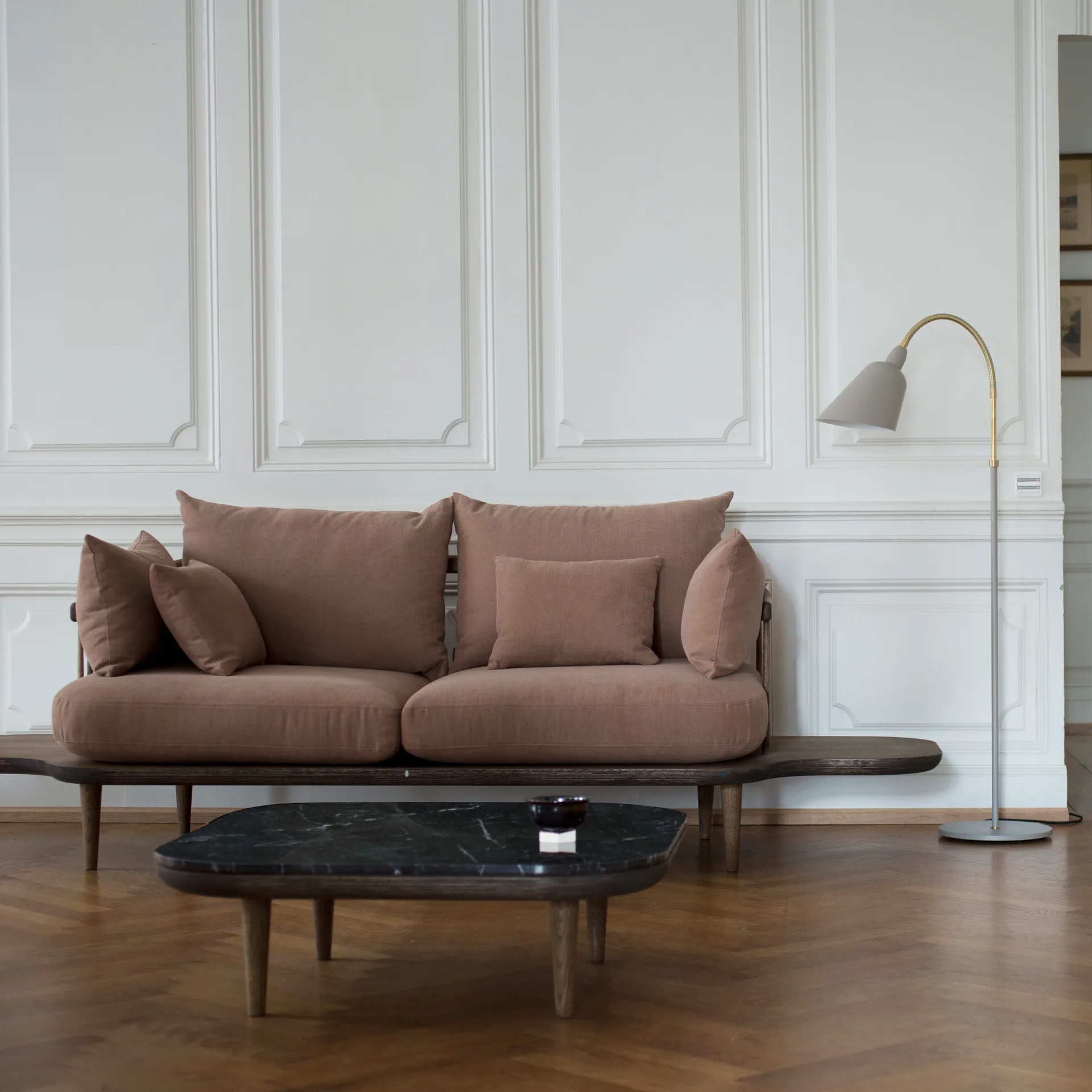 Mesa Fly SC4, carvalho fumado oleado + mármore preto &Tradition