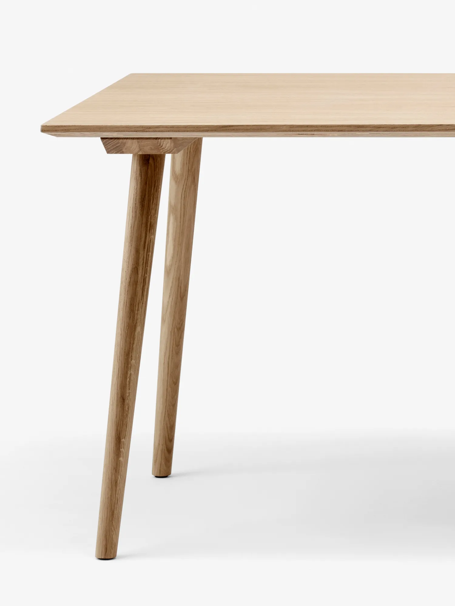 Mesa In Between SK6, Carvalho envernizado &Tradition
