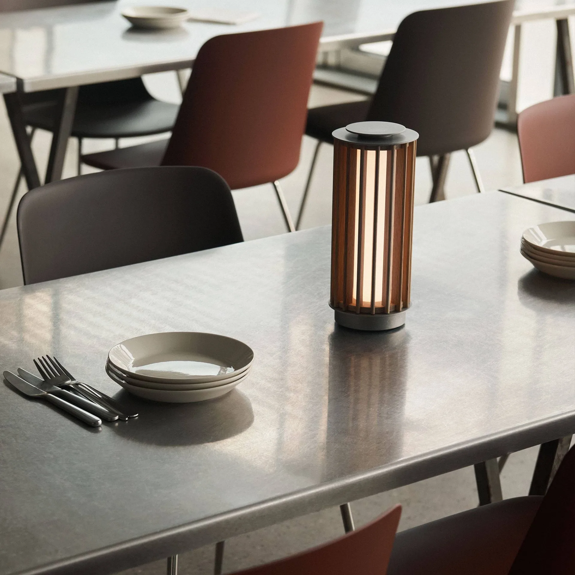 Numbra TY3 candeeiro de mesa portátil, Carvalho lacado-alumínio tumblado &Tradition