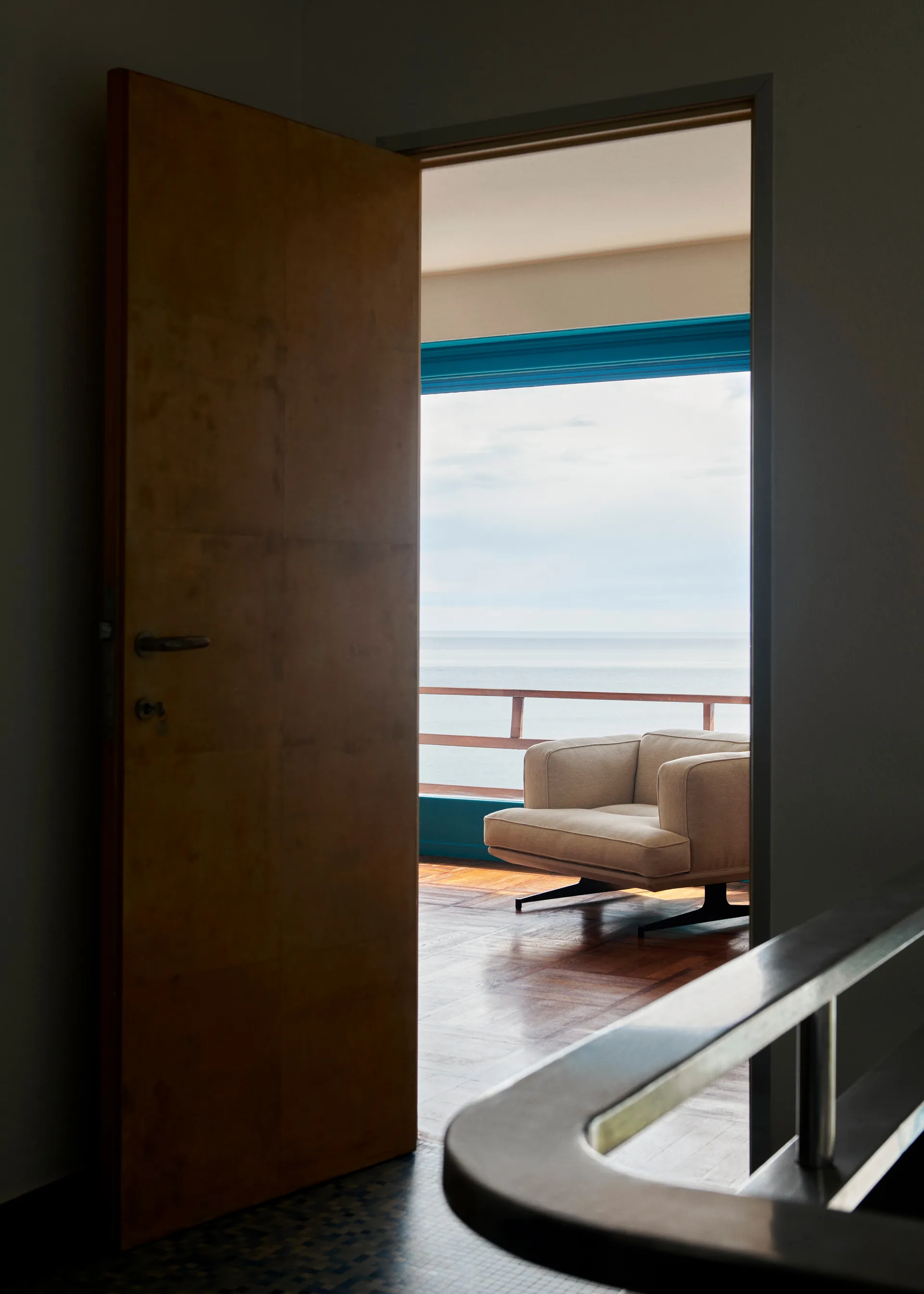 Poltrona Inland AV21, Argila 0011-preto quente &Tradition