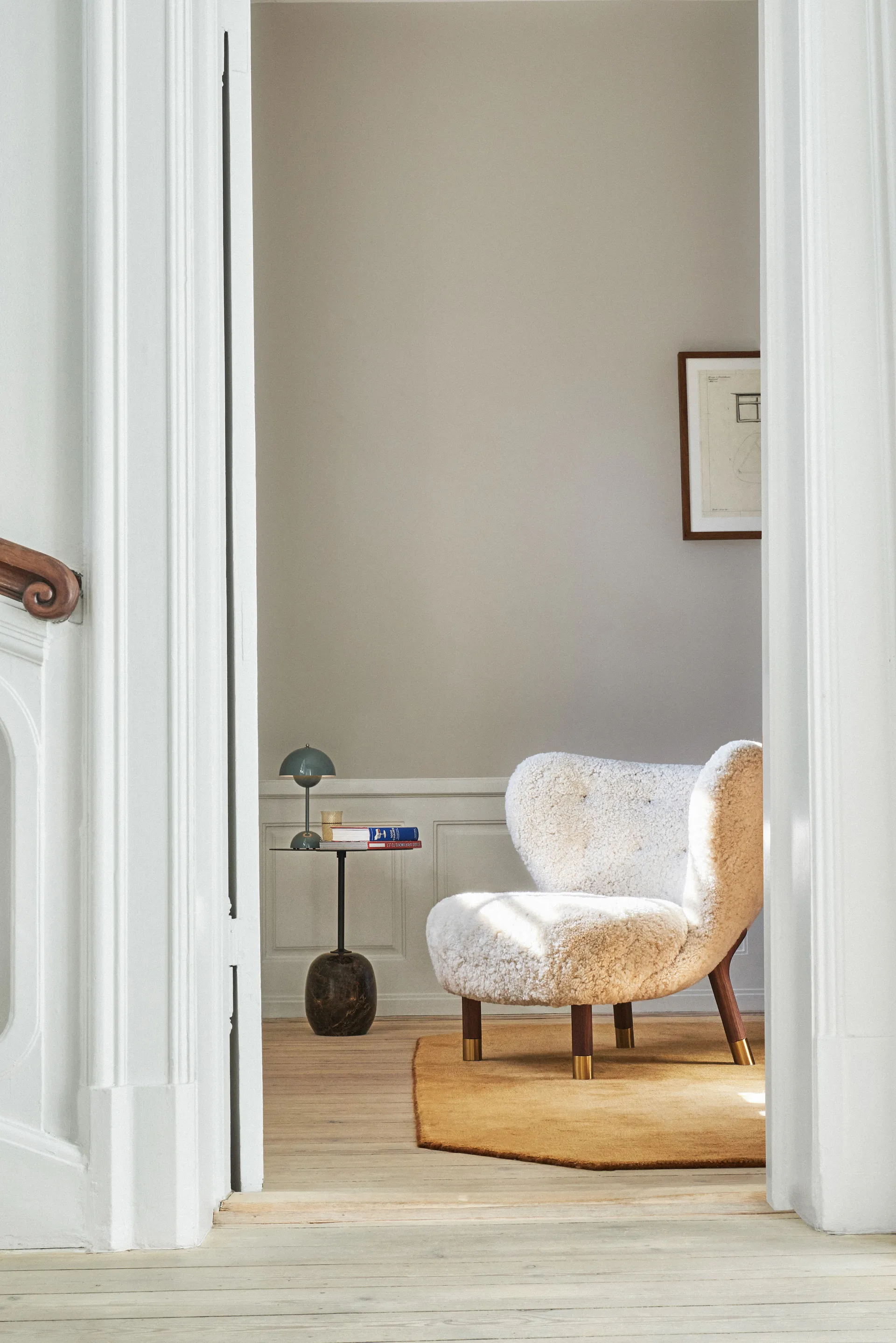 Poltrona Little Petra VB1 Limited Edition, Nogueira, latão-Moonlight &Tradition