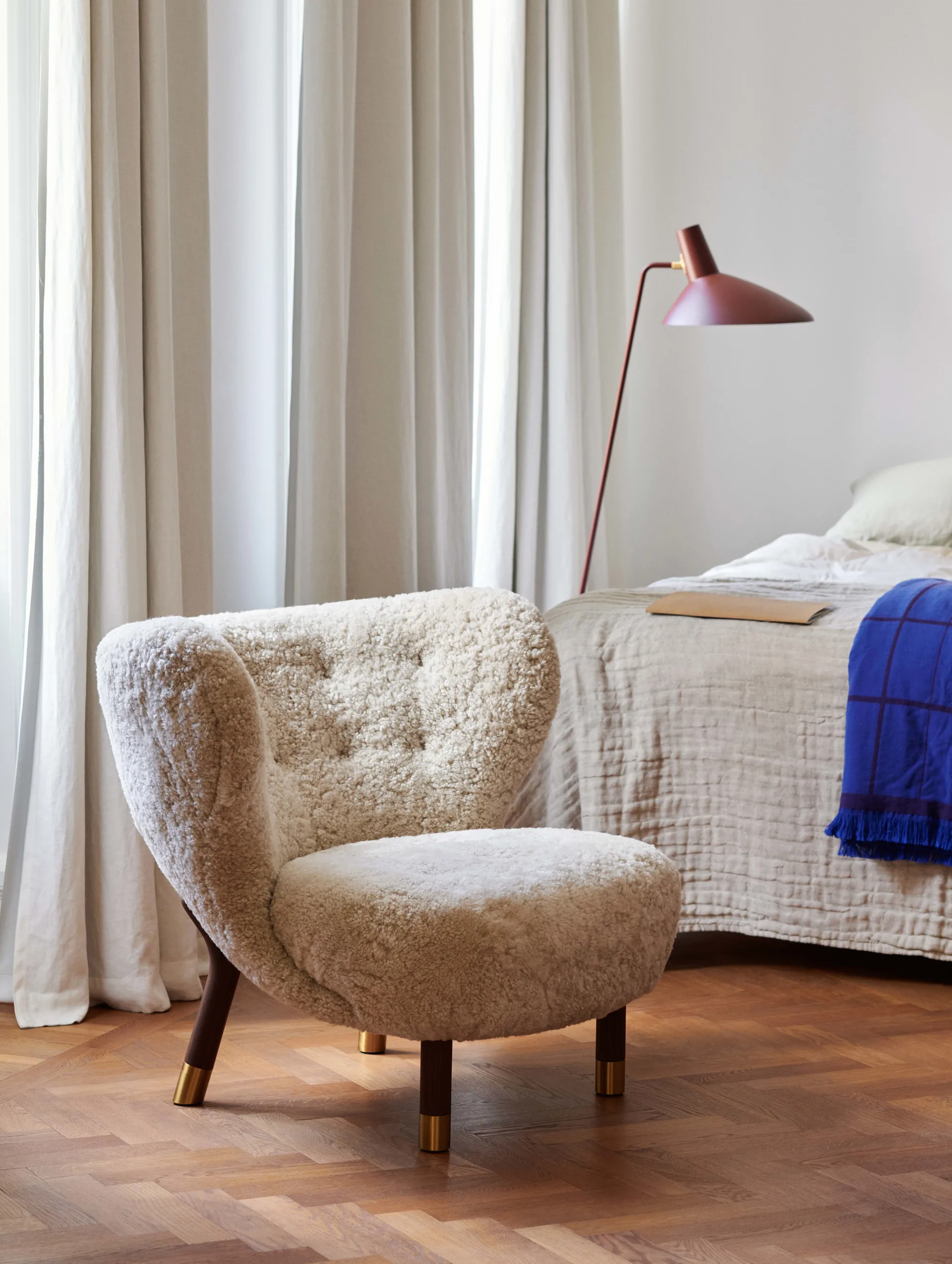 Poltrona Little Petra VB1 Limited Edition, Nogueira, latão-Moonlight &Tradition