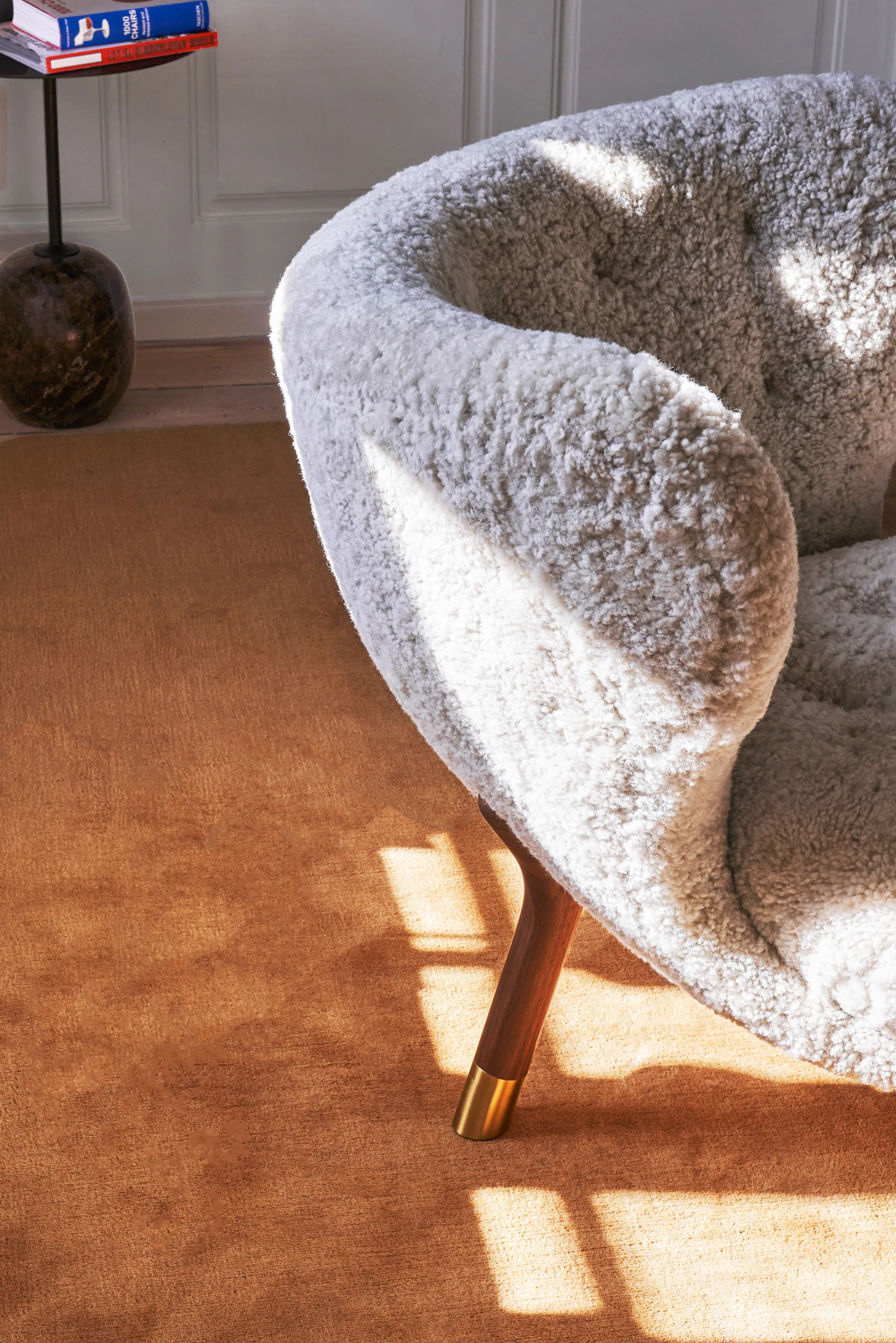 Poltrona Little Petra VB1 Limited Edition, Nogueira, latão-Moonlight &Tradition