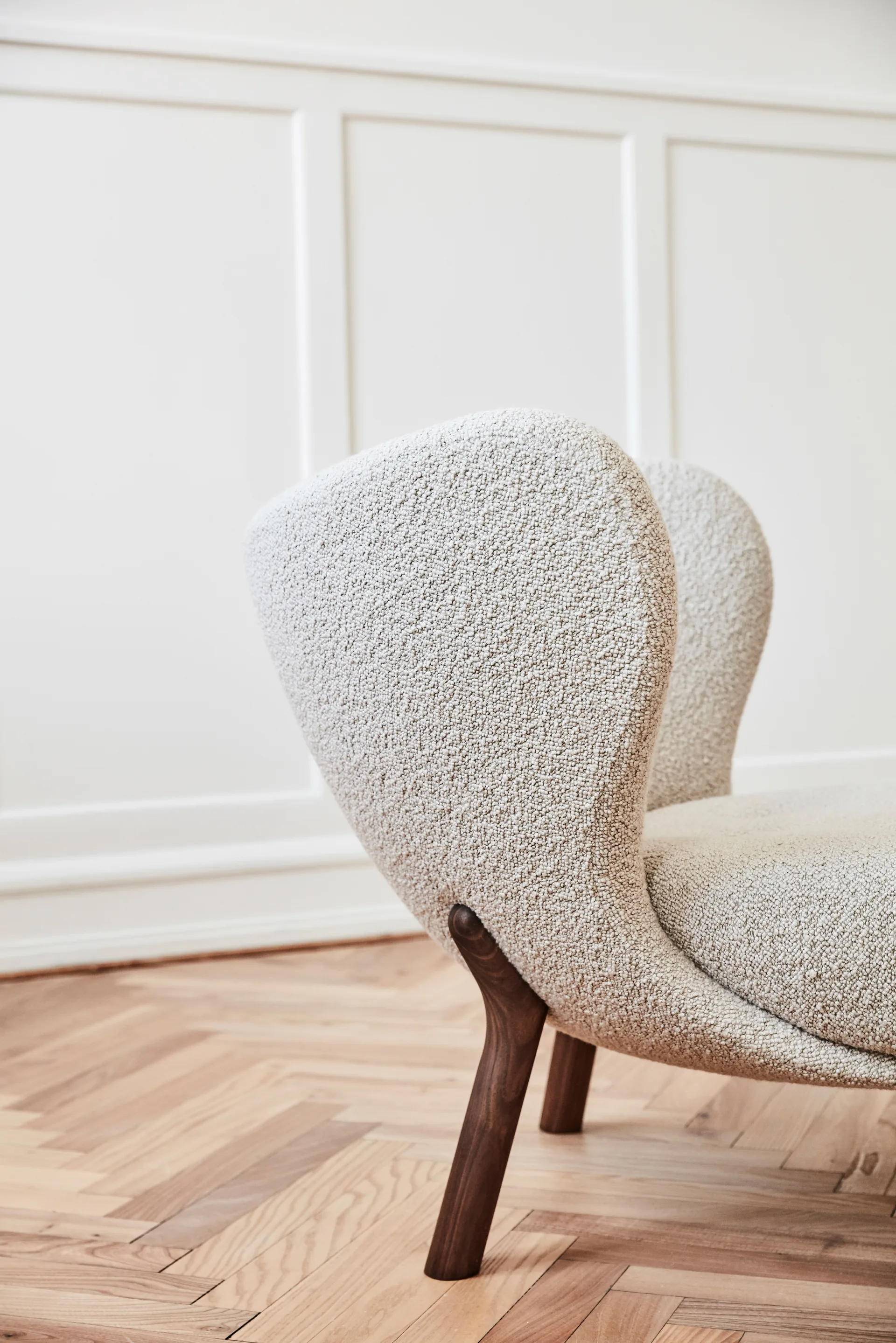 Poltrona Little Petra VB1, Nogueira oleada-Karakorum 003 &Tradition