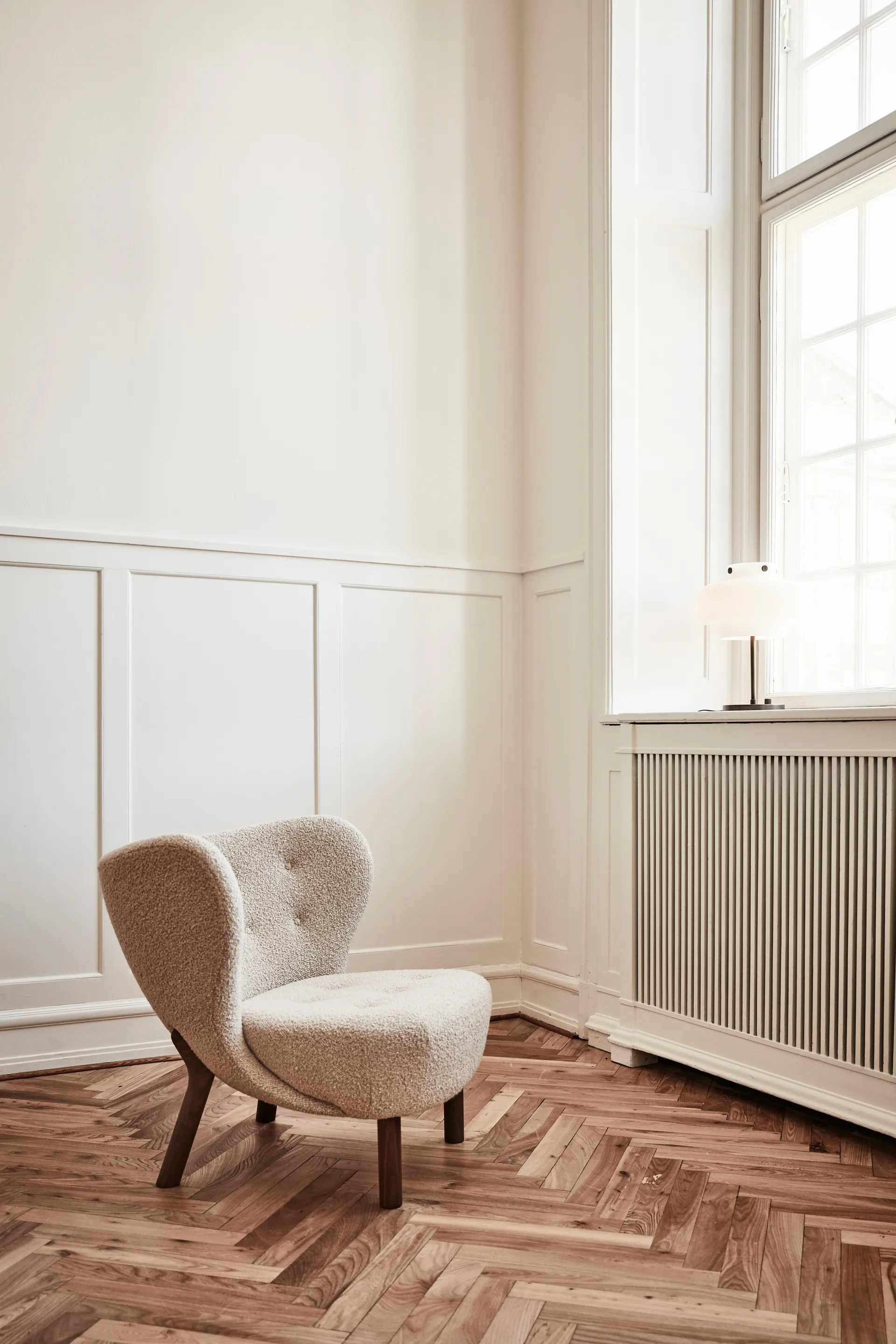 Poltrona Little Petra VB1, Nogueira oleada-Karakorum 003 &Tradition