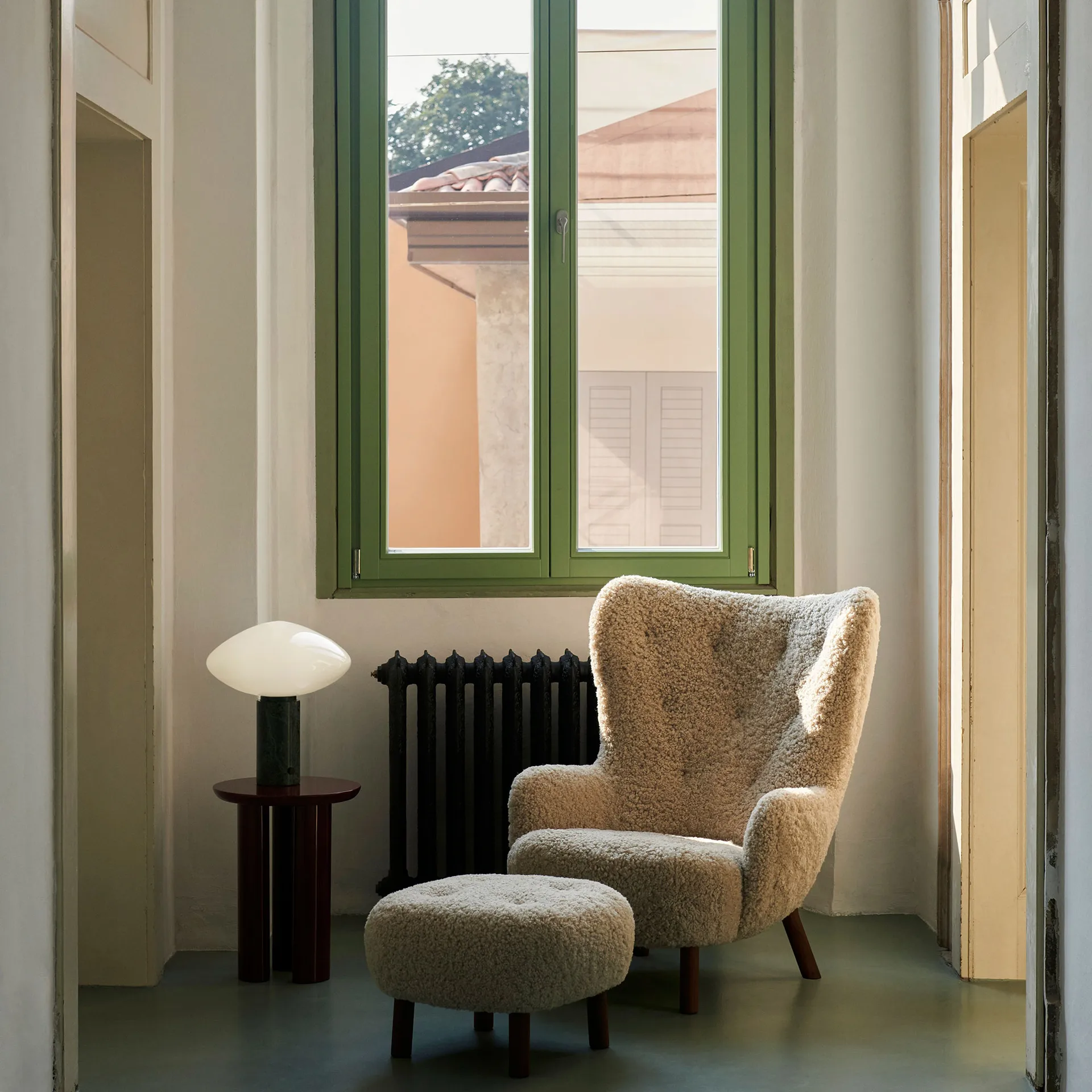 Poltrona Petra VB3 High incl. pufe ATD1, Nogueira oleada-Sheepskin Moonlight &Tradition