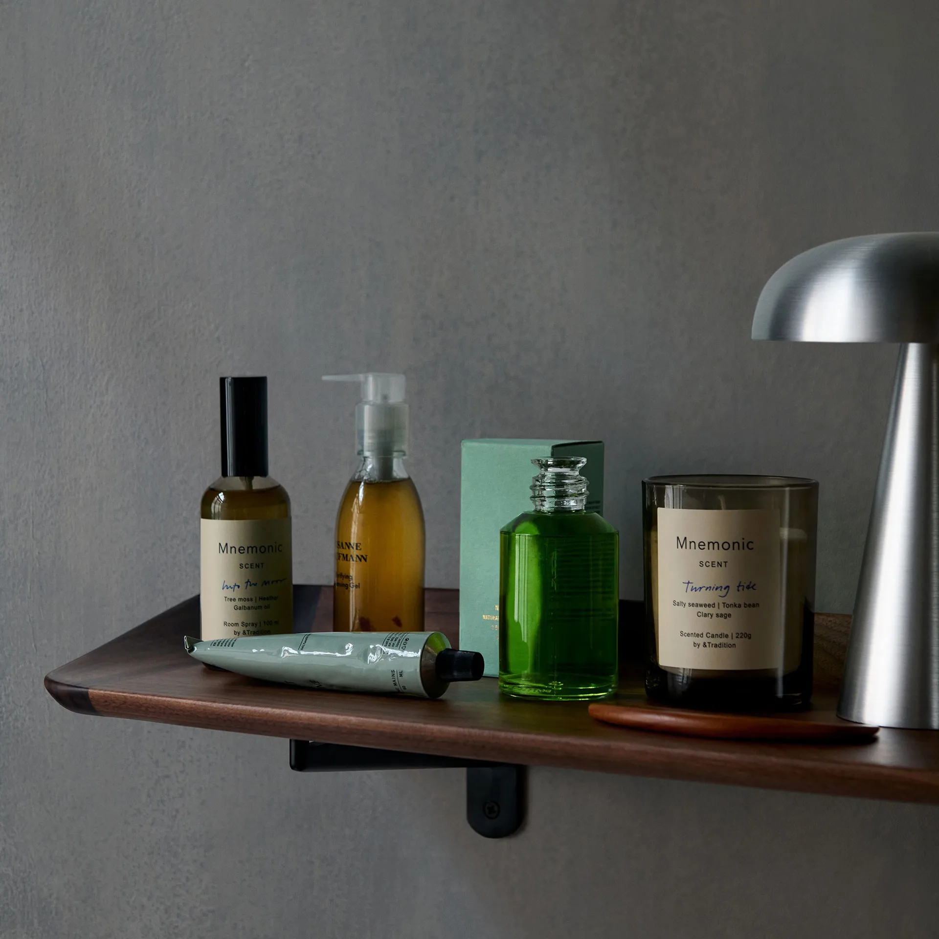 Prateleira Guild HM14 75 cm, Solid lacquered walnut &Tradition