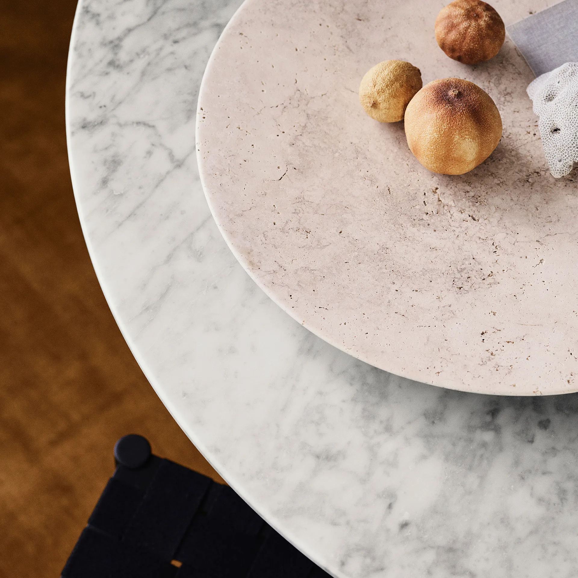 Prato Travertine SC55, Ø50 cm &Tradition
