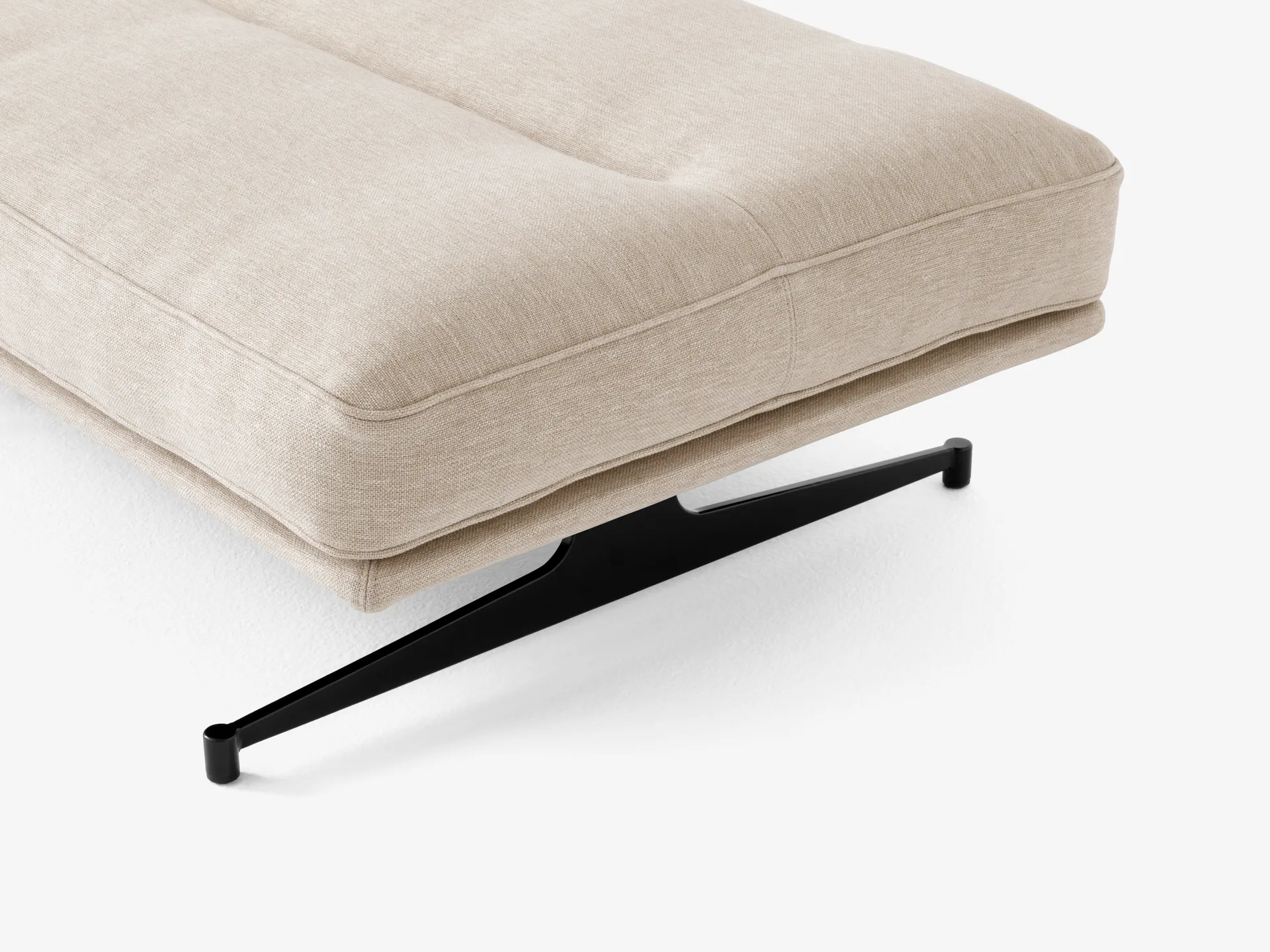 Puff Inland AV32 78x113 cm, Argila 0011-preto quente &Tradition