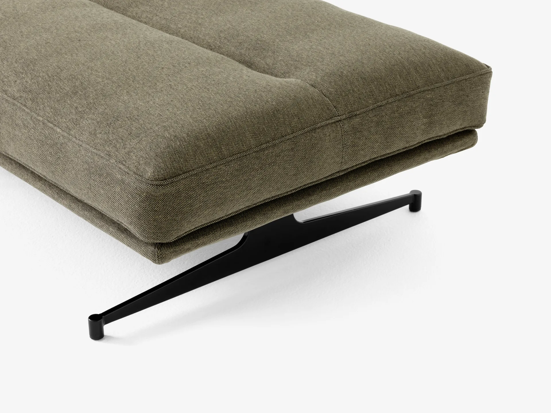 Puff Inland AV32 78x113 cm, Argila 0014-preto quente  &Tradition