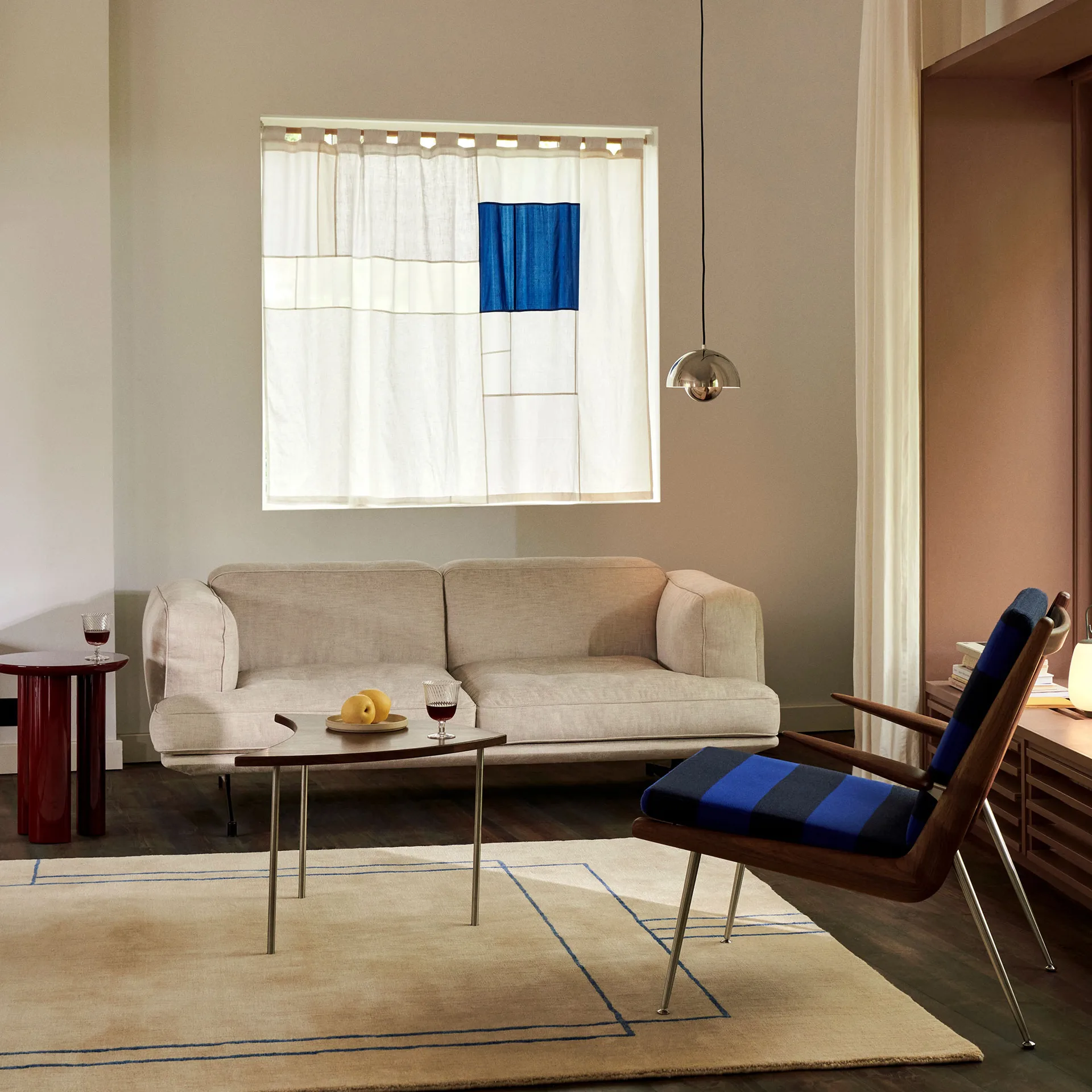 Sofá 2 assentos Inland AV22, Argila 0011-preto quente &Tradition