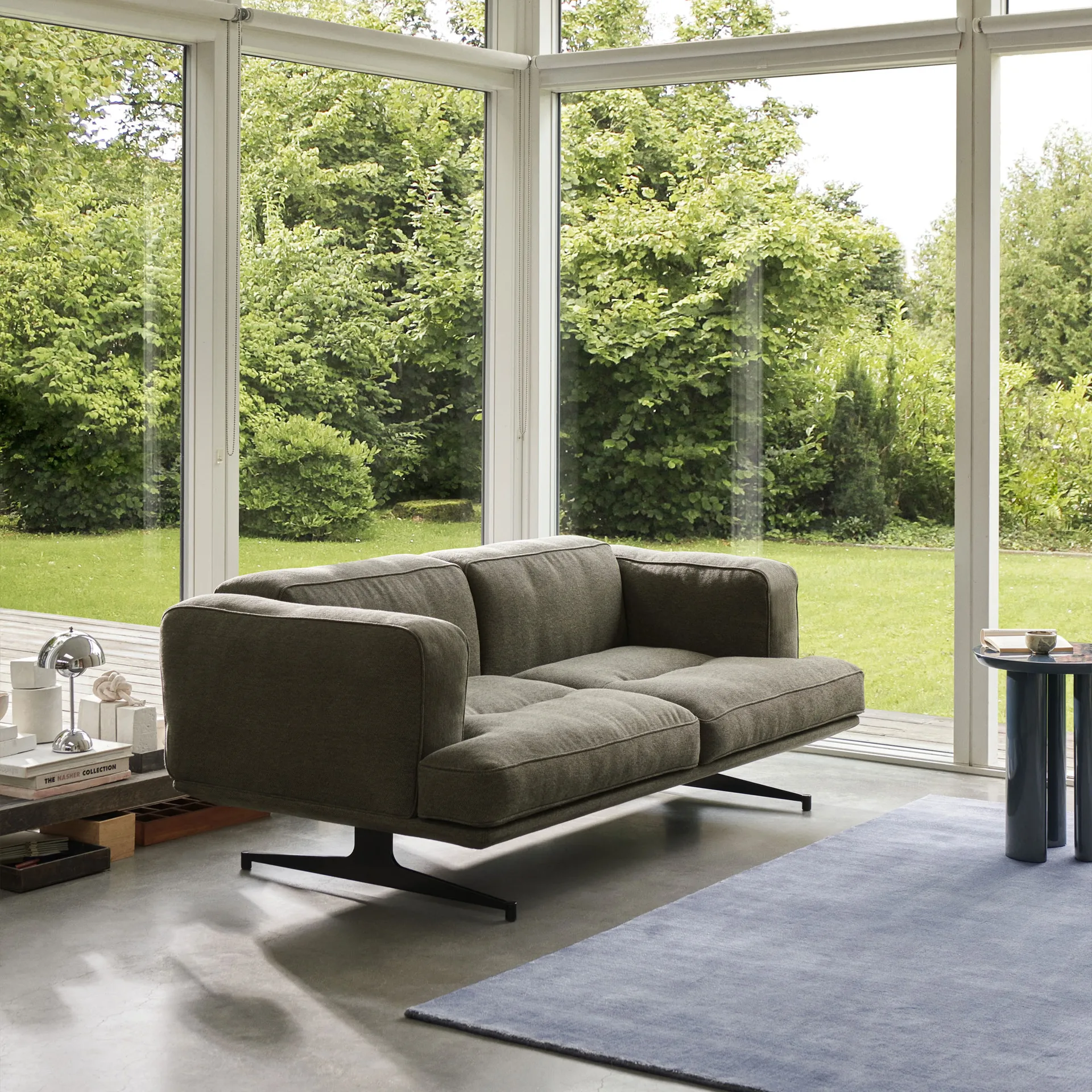 Sofá 2 assentos Inland AV22, Argila 0014-preto quente  &Tradition