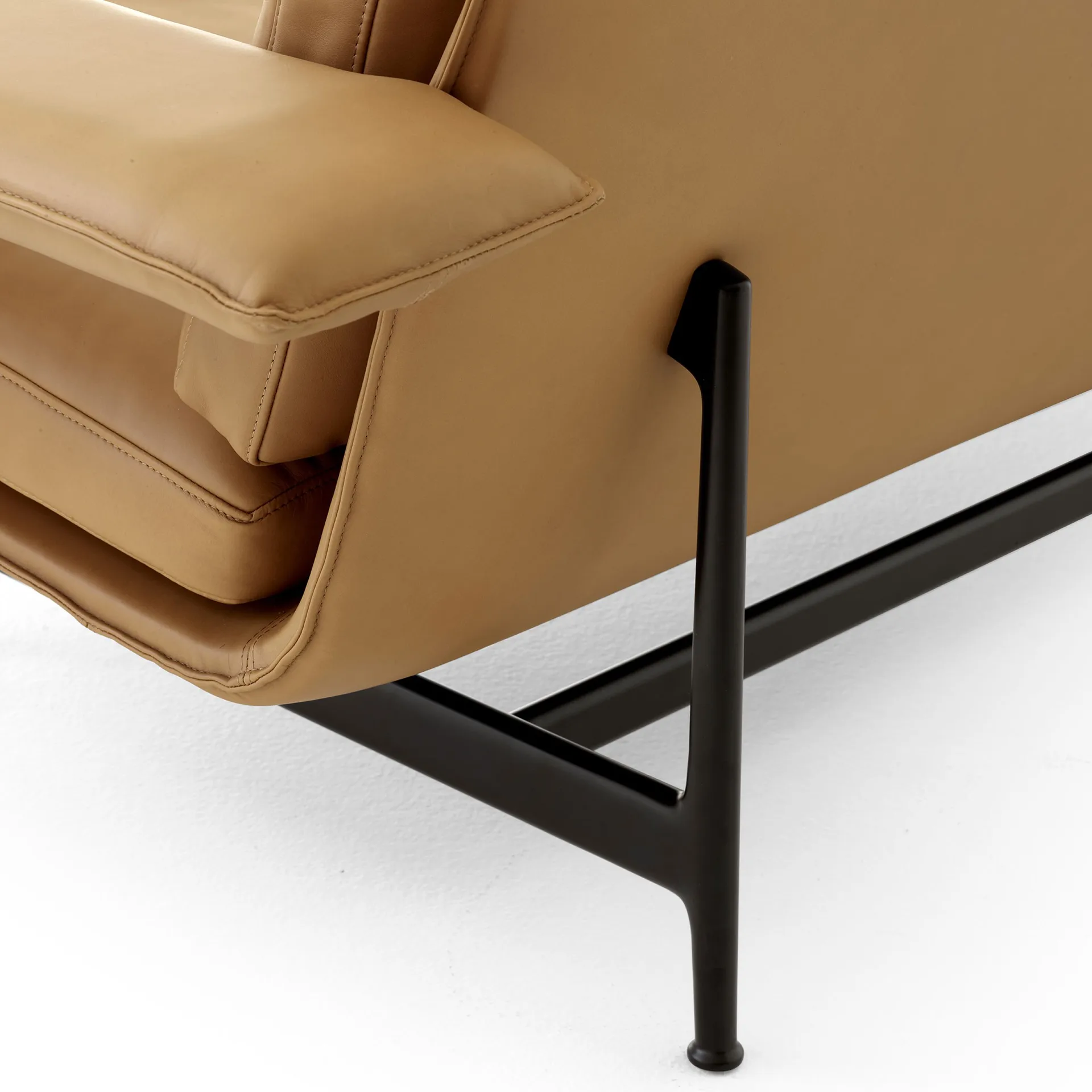 Sofá Meantime AV30 2  lugares, Warm black-Noble leather Cognac &Tradition