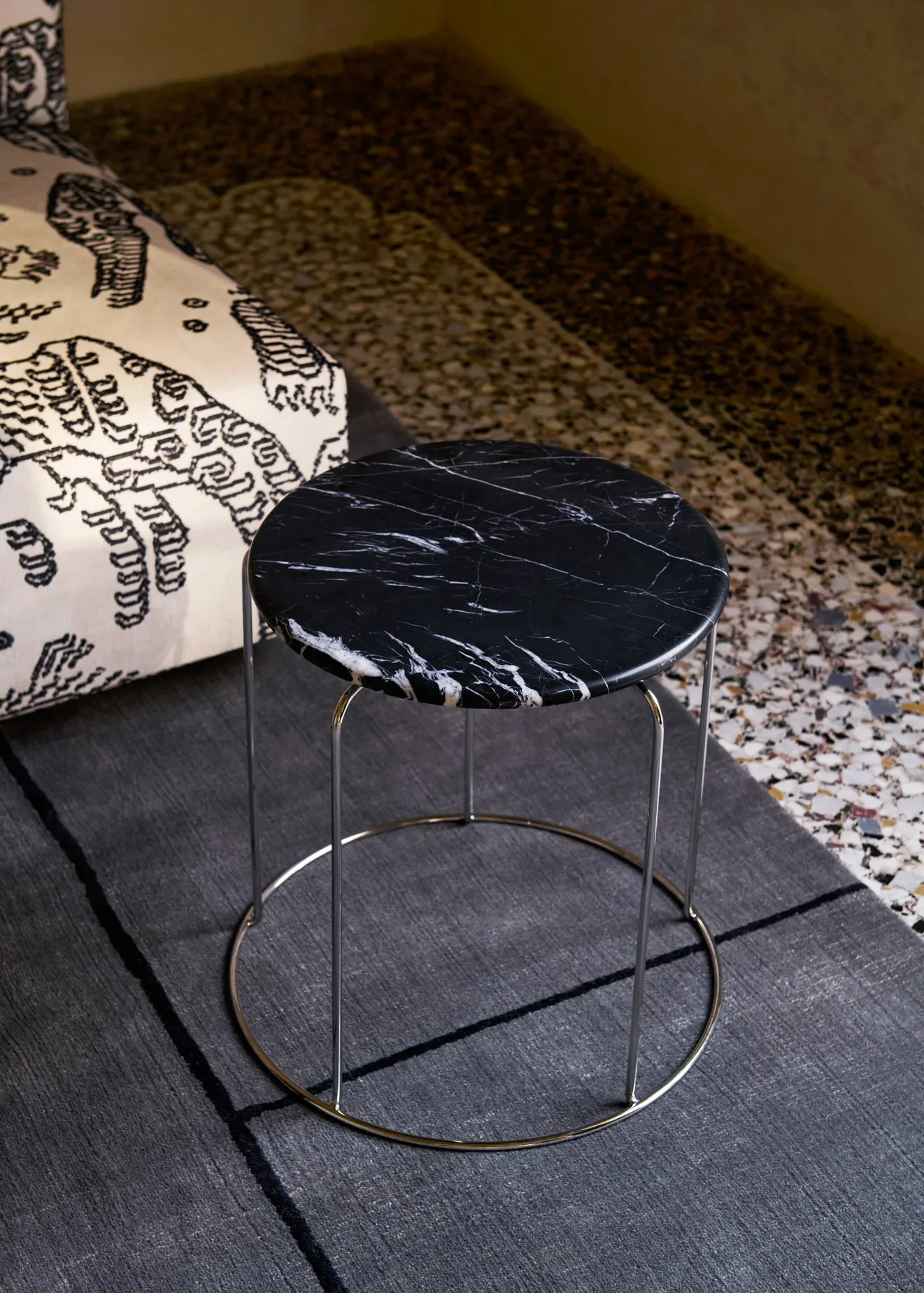 Tampo Wire Stool VP11 Ø38 cm, Nero Marquina mármore &Tradition
