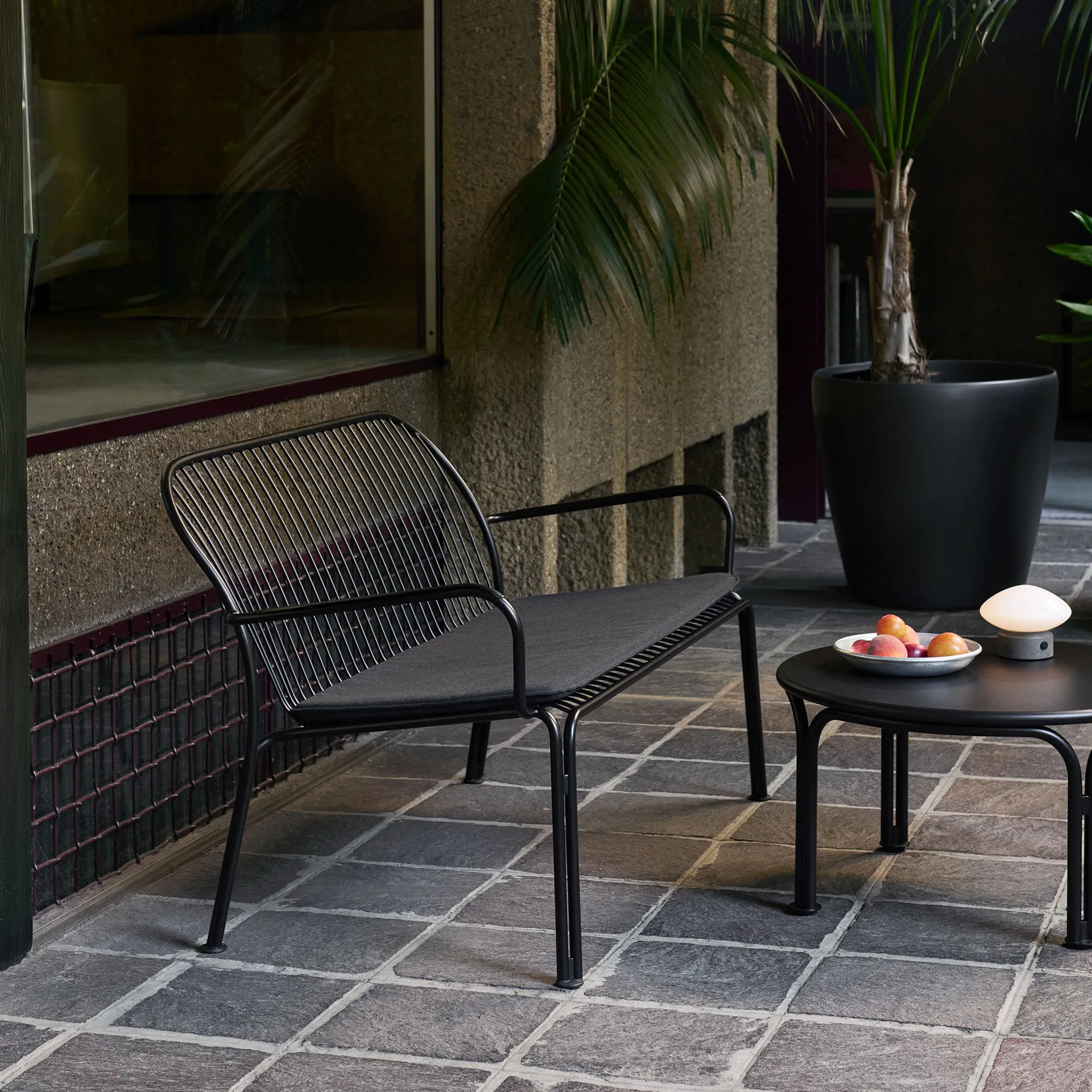 Thorvald SC110 sofá lounge, Preto quente, 143 cm &Tradition