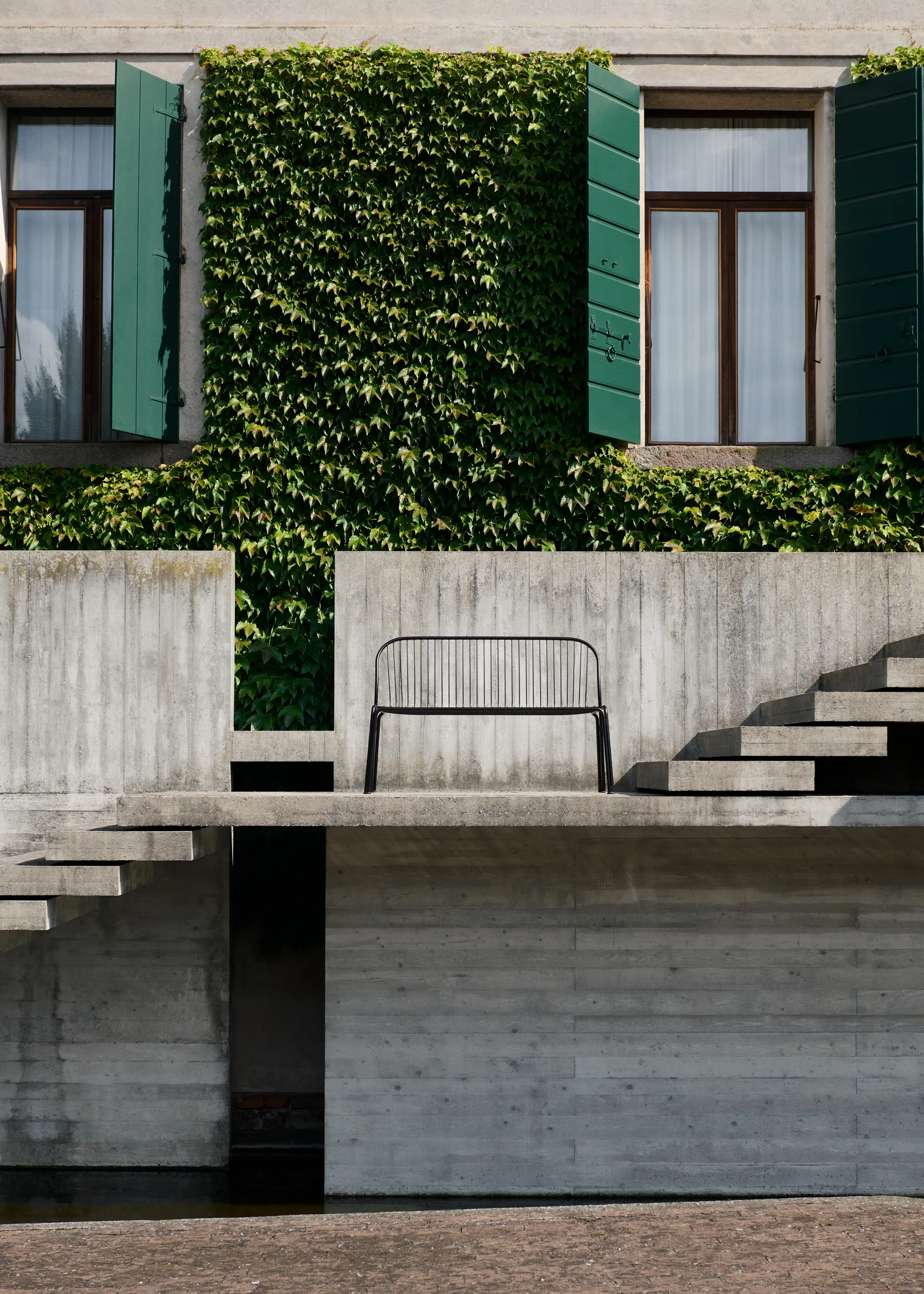 Thorvald SC111 banco, Preto quente, 129 cm &Tradition