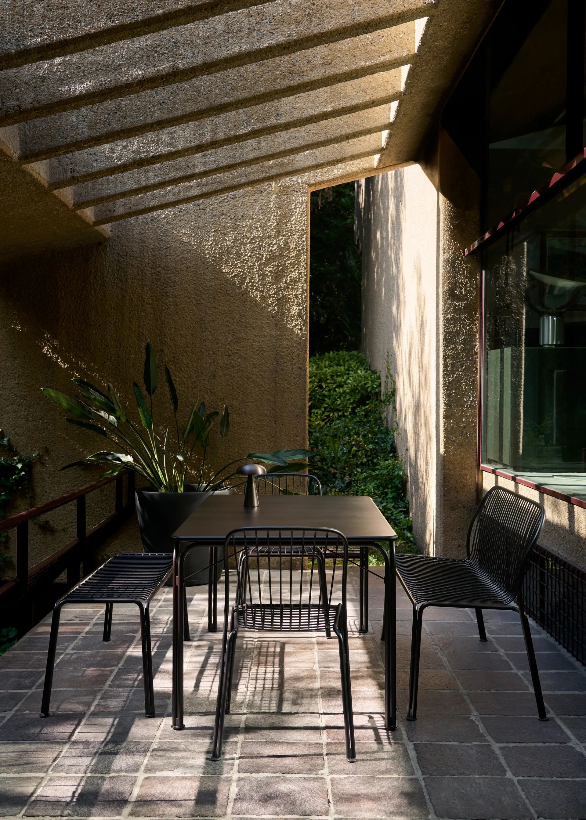 Thorvald SC112 banco, Preto quente, 125 cm &Tradition