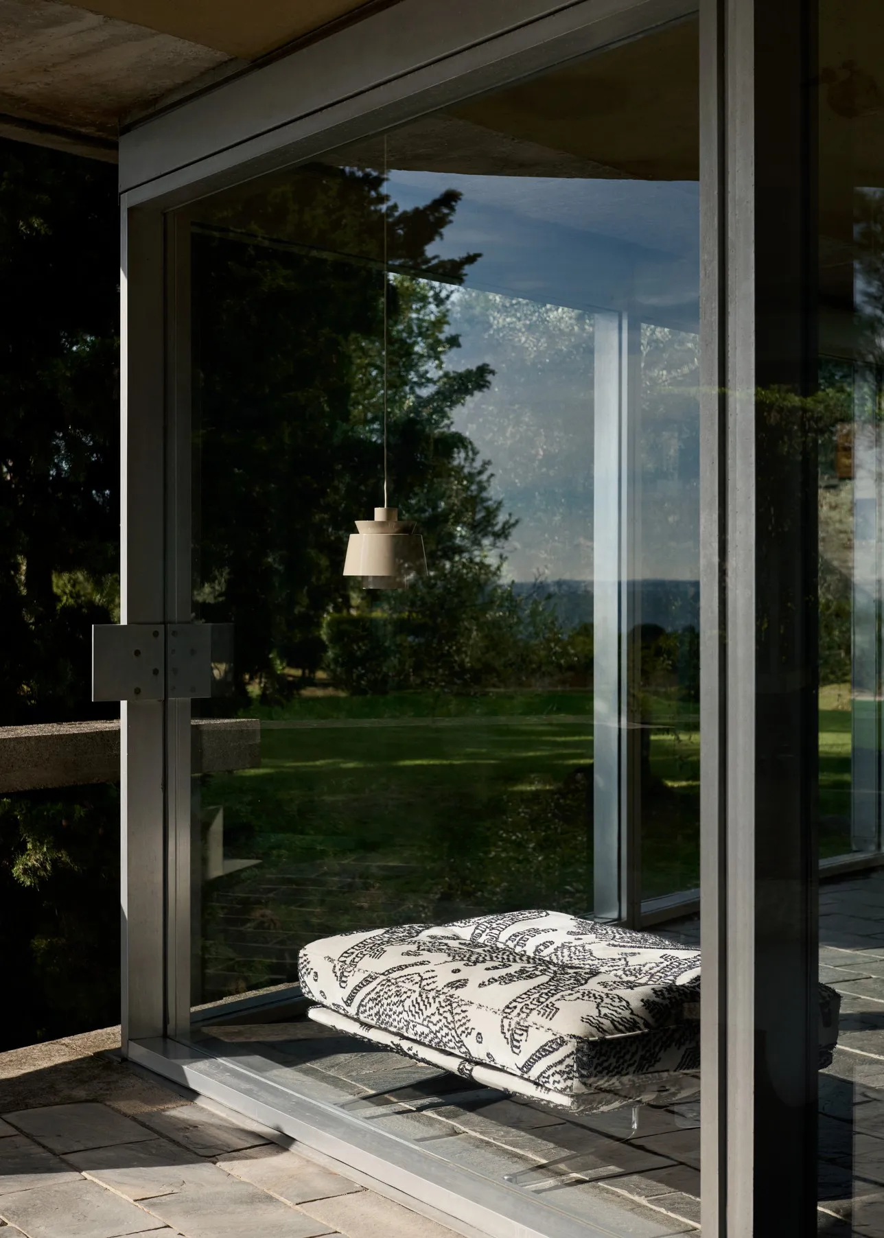 Utzon JU1 candeeiro suspenso, Cinzento bege, Ø22 cm &Tradition