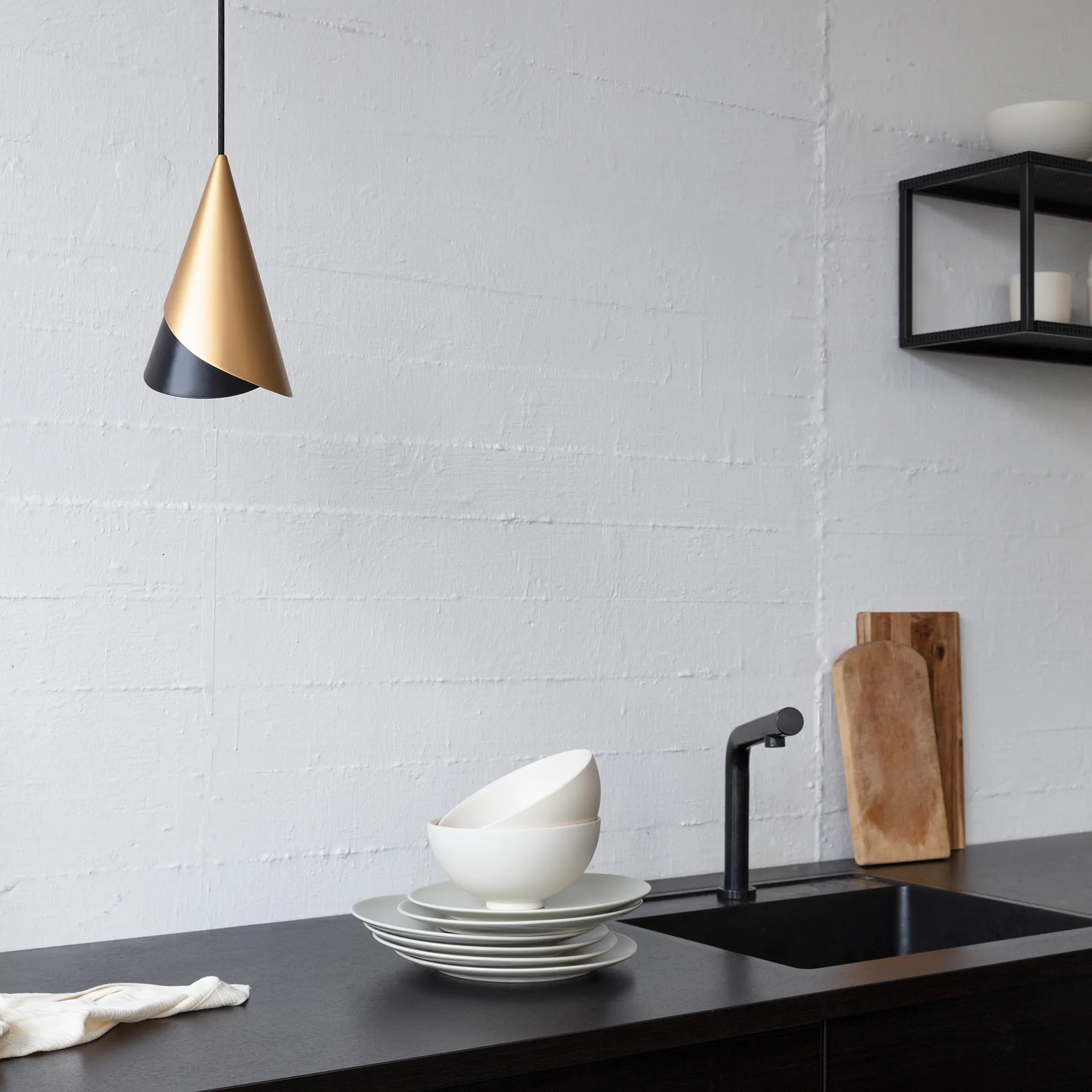 Abajur Cornet, latão, preto Umage