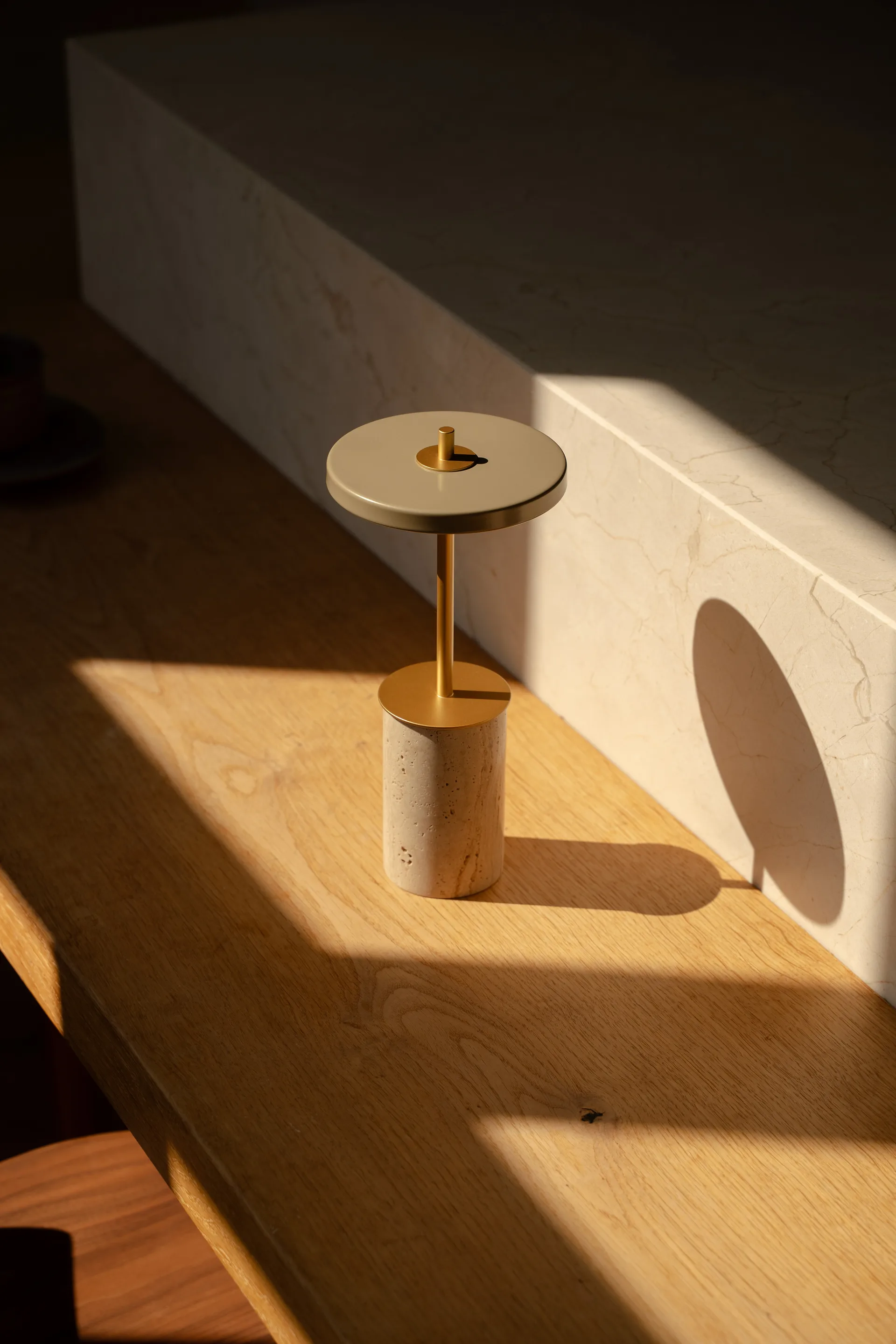 Asteria Move Mini candeeiro de mesa Ø12x25,5 cm, Clay Travertine-brass Umage