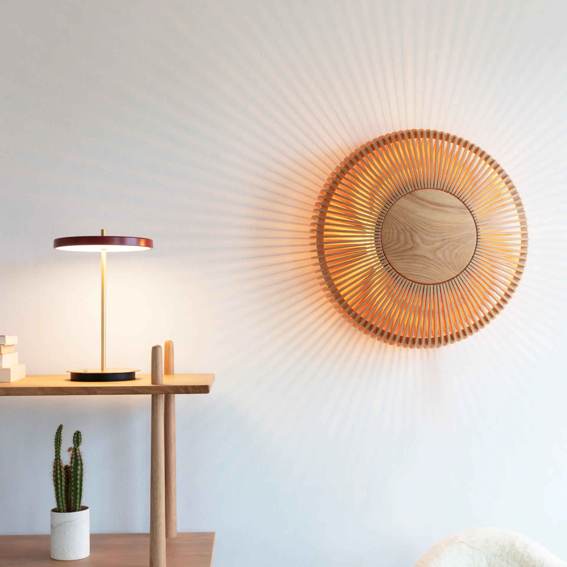 Candeeiro de mesa Asteria Move, Ruby red Umage