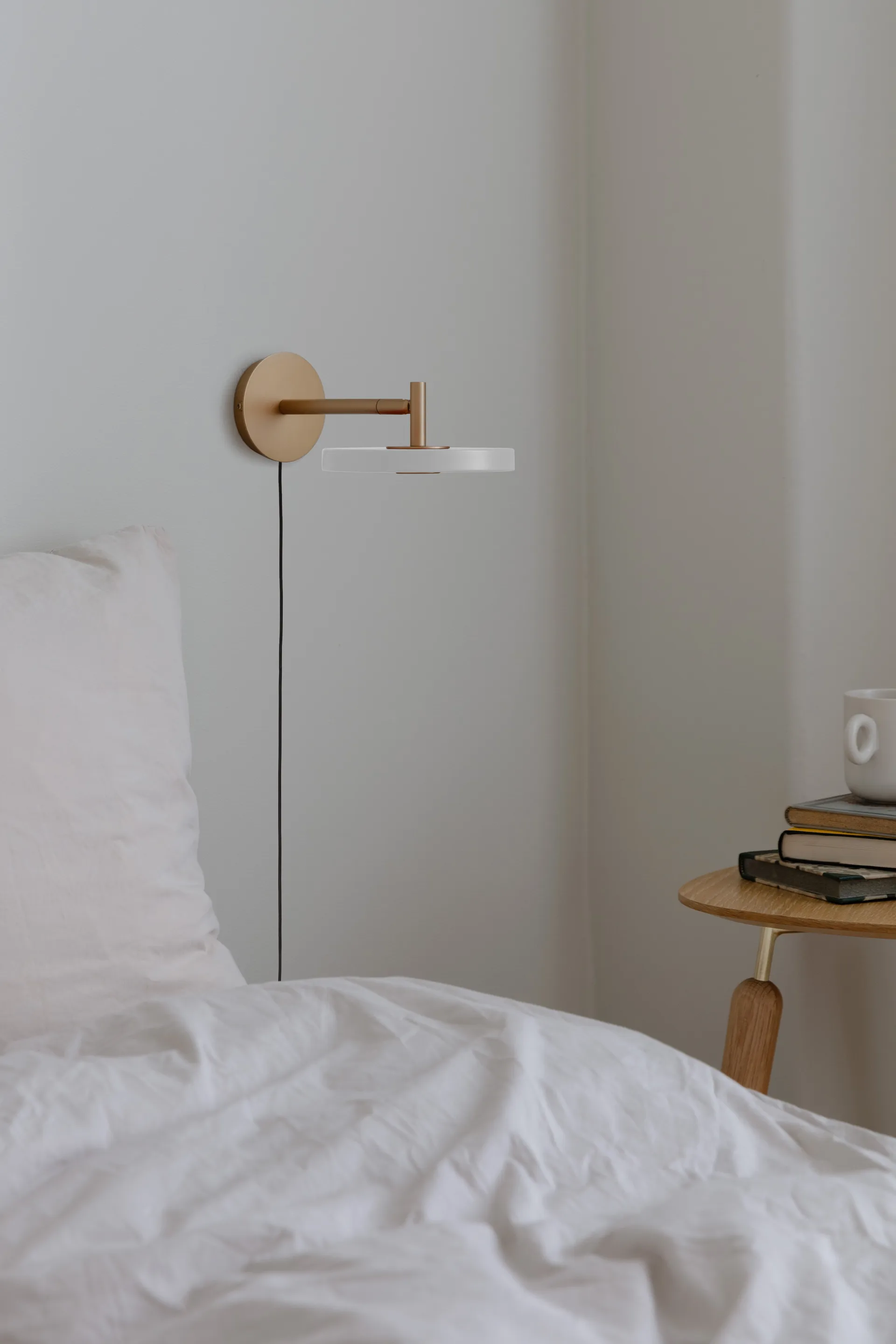 Candeeiro de parede Asteria Wall, Short, Pearl white-brass Umage