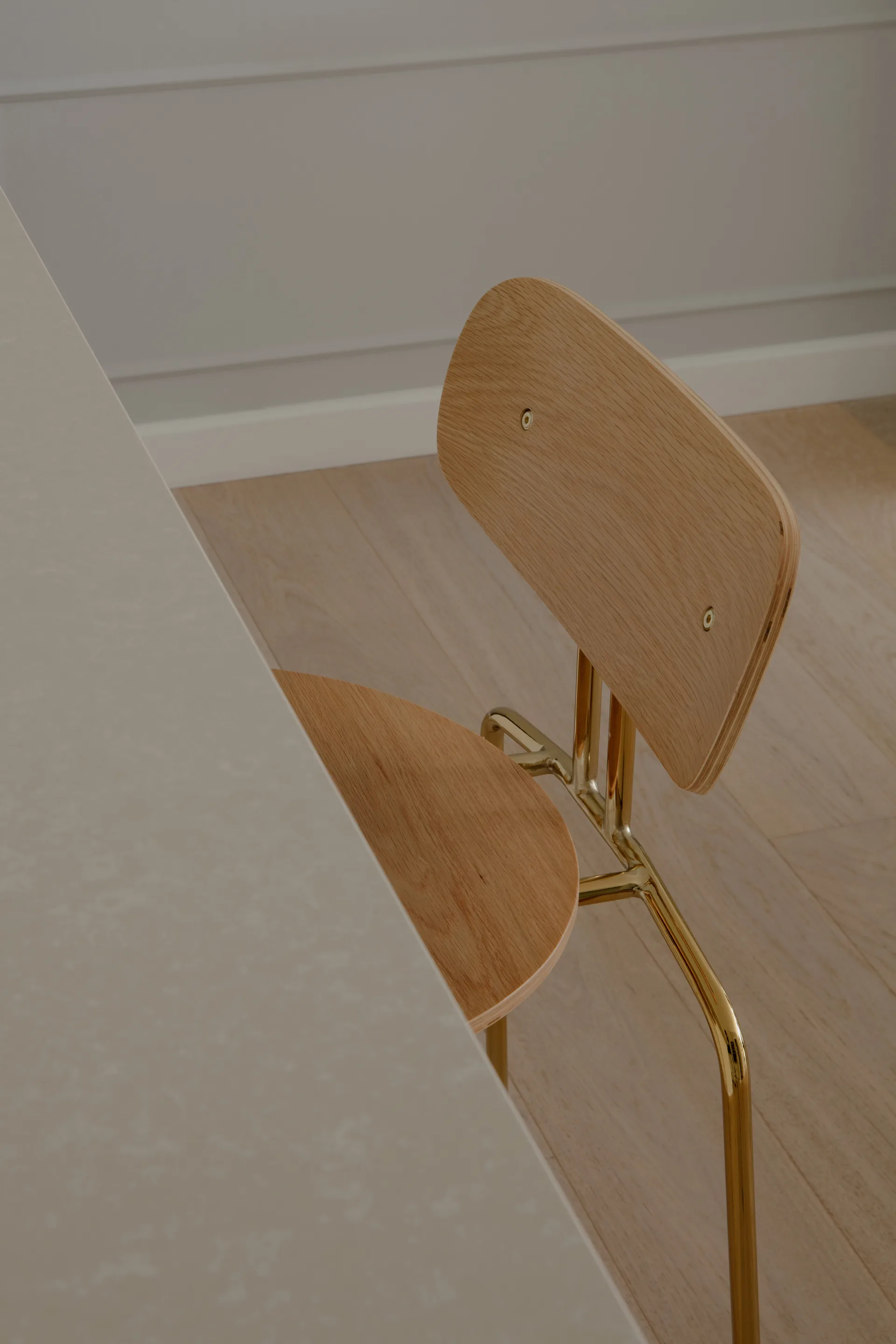 Curious banco de bar 75 cm, Carvalho-latão Umage