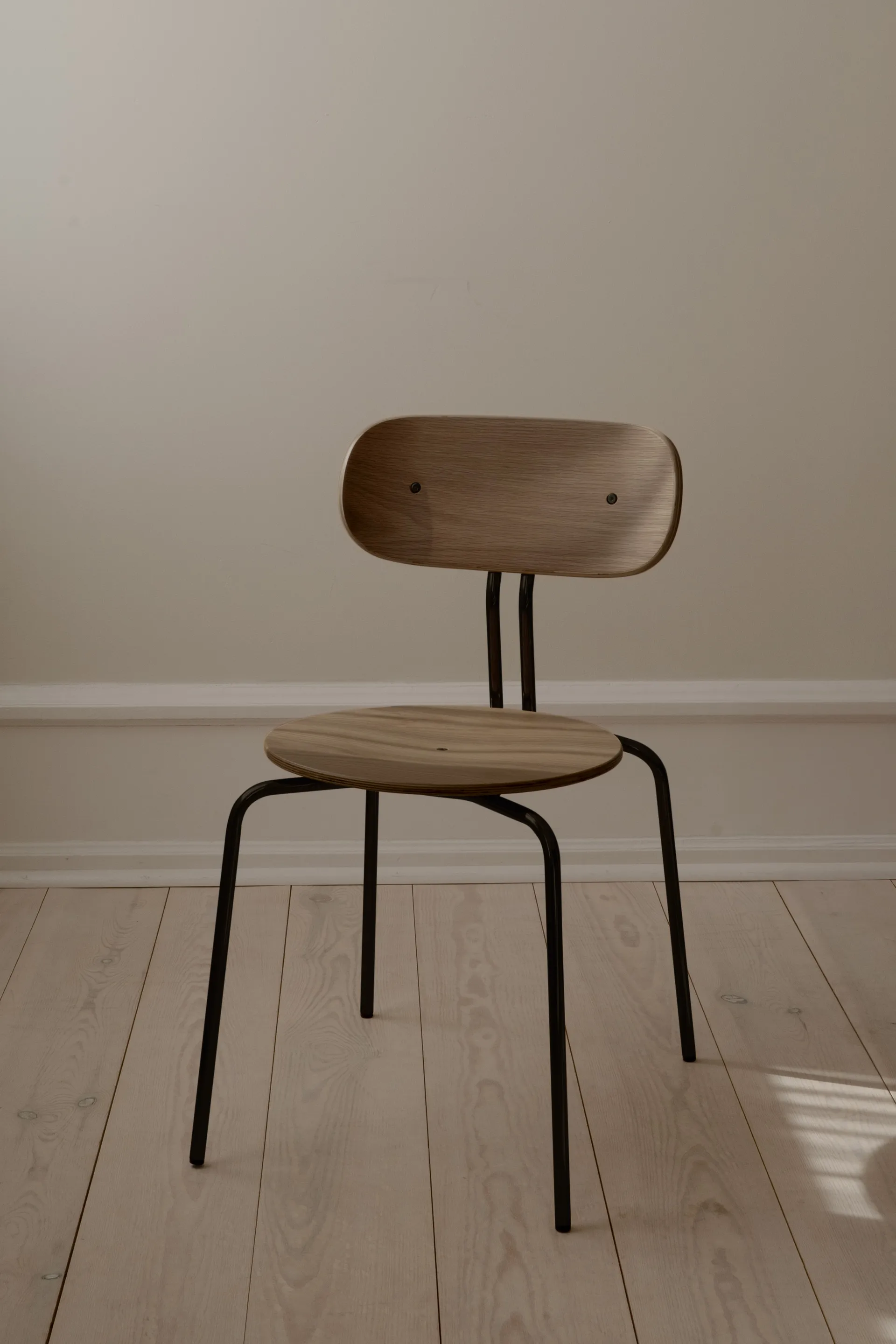 Curious cadeira, Carvalho fumado-pernas pretas Umage