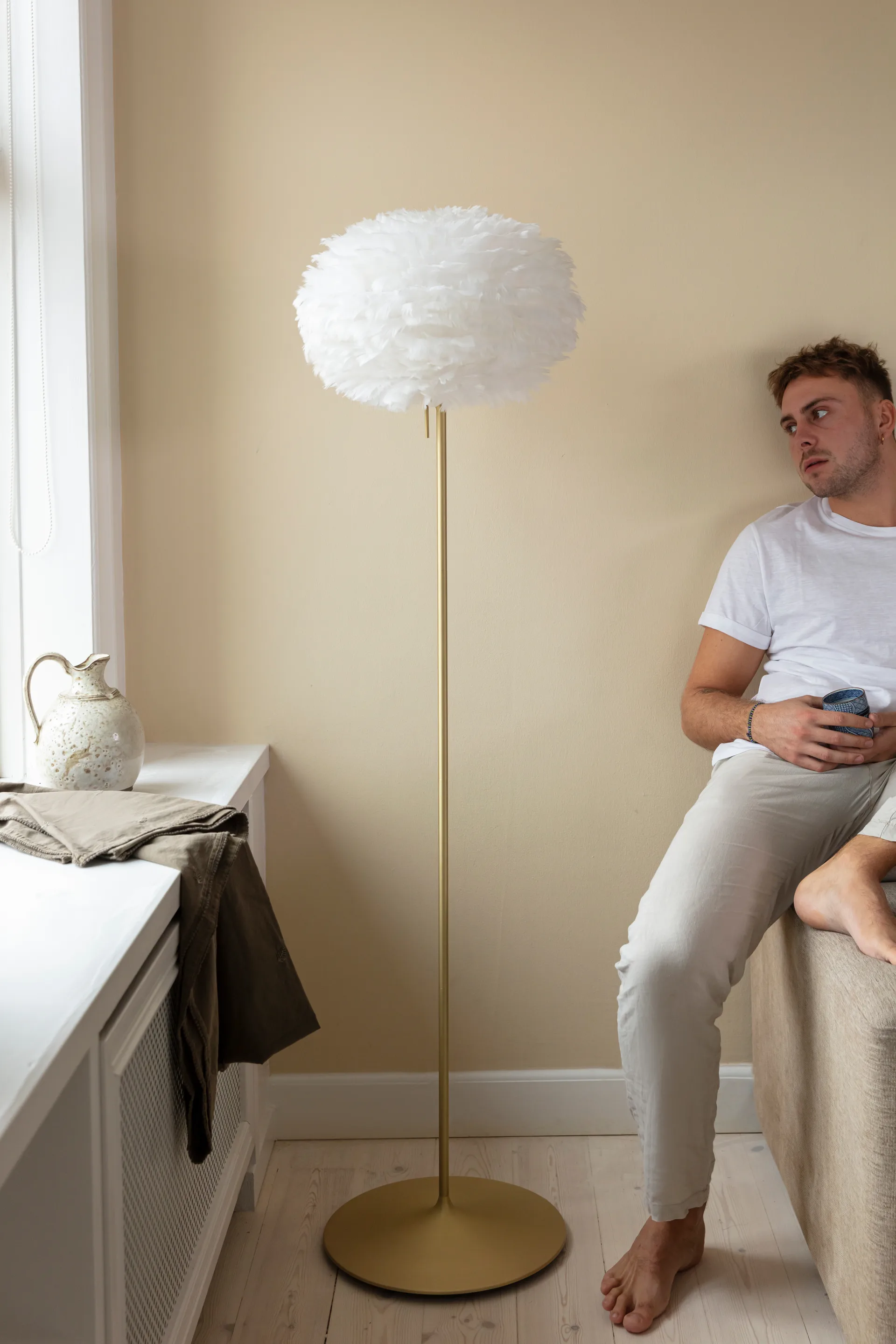 Eos candeeiro de pé médio, Branco-escovado latão Umage