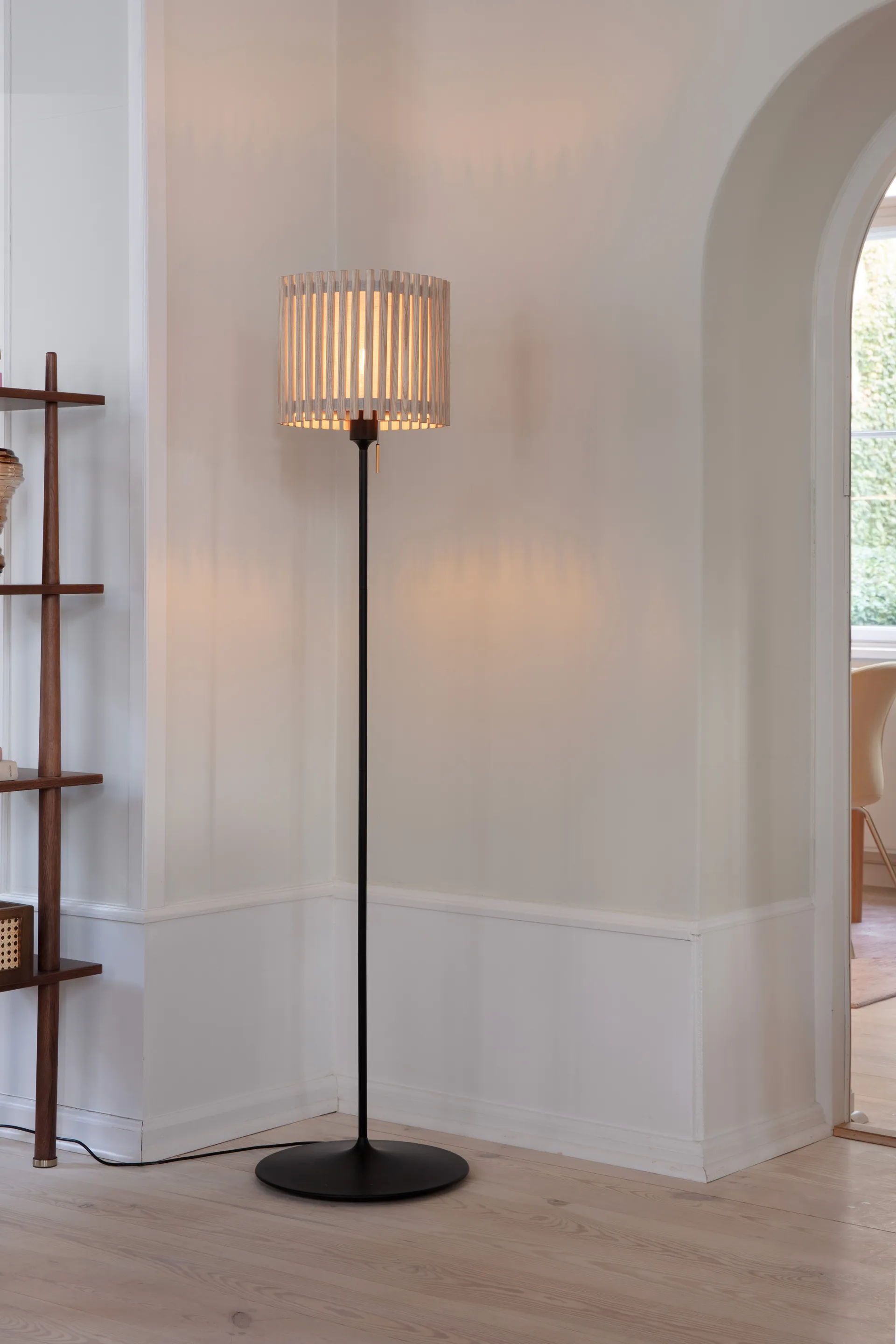 Komorebi candeeiro de chão médio, Circle oak-preto Umage