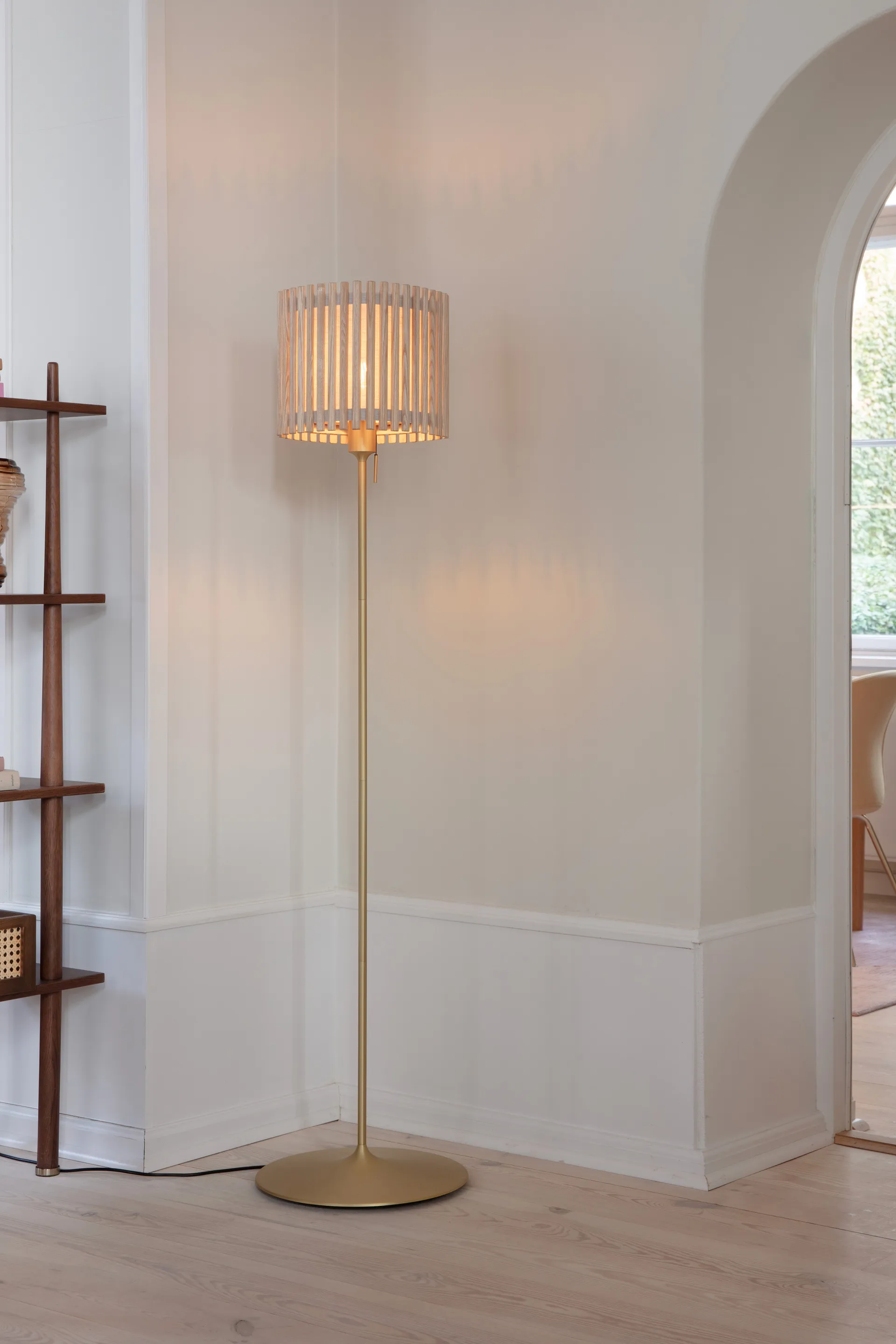 Komorebi candeeiro de chão médio, Square oak-Borstad mässing Umage