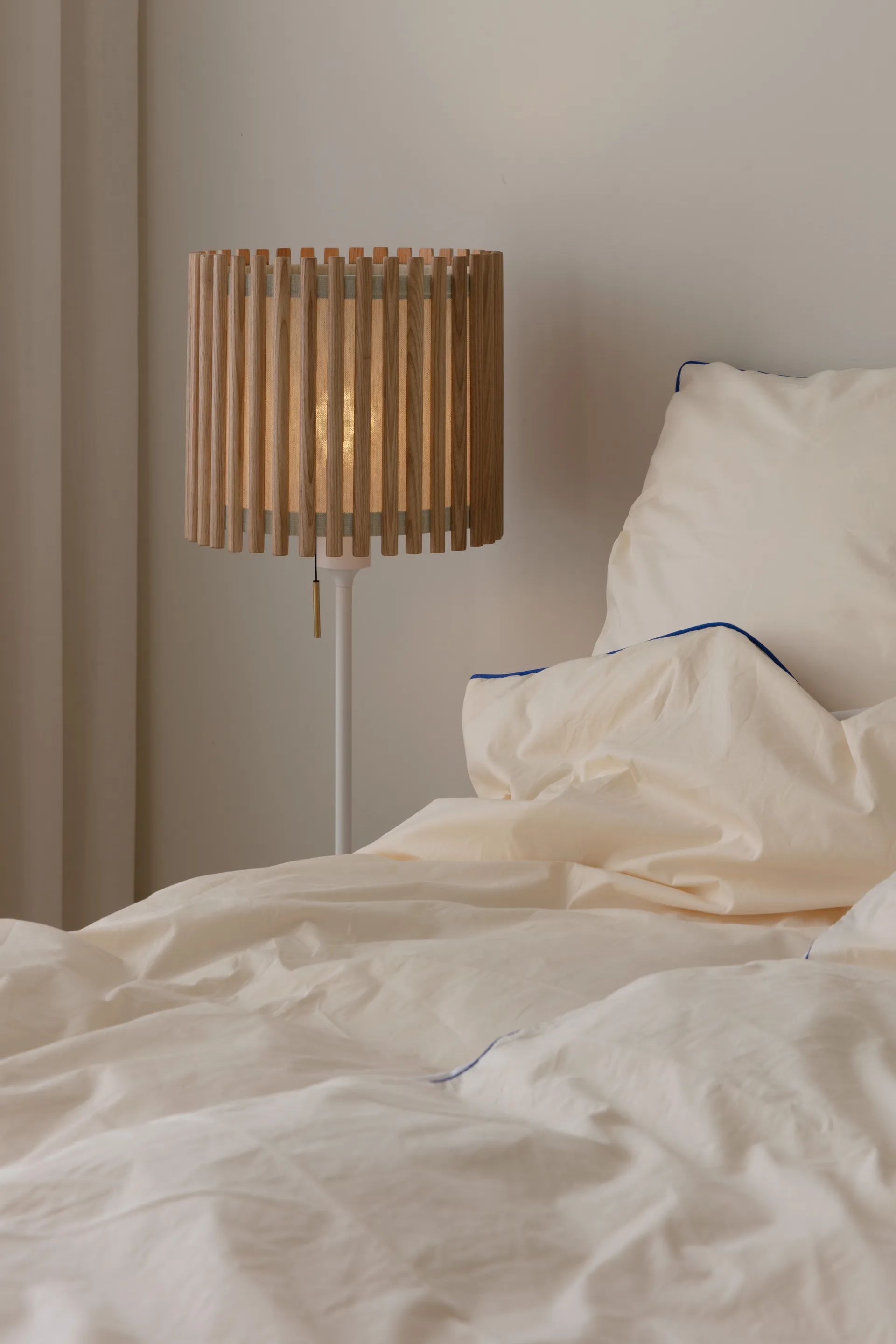 Komorebi candeeiro de chão médio, Square oak-Vit Umage