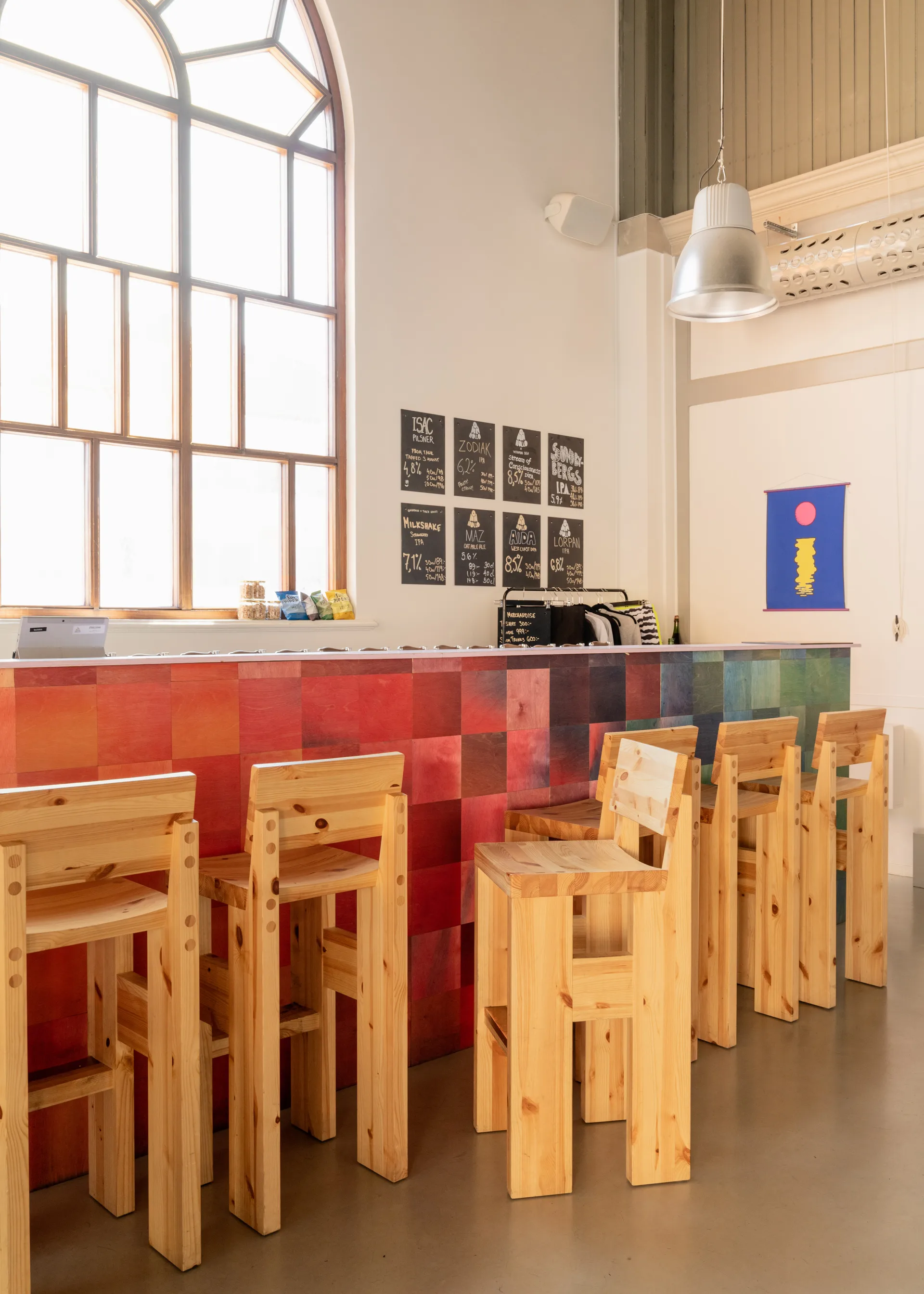 001 Bar Stool banco de bar, Pinho encerado a óleo mate, 65 cm Vaarnii