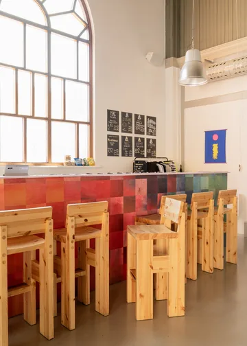 001 Bar Stool banco de bar - Pinho encerado a óleo mate, 65 cm - Vaarnii