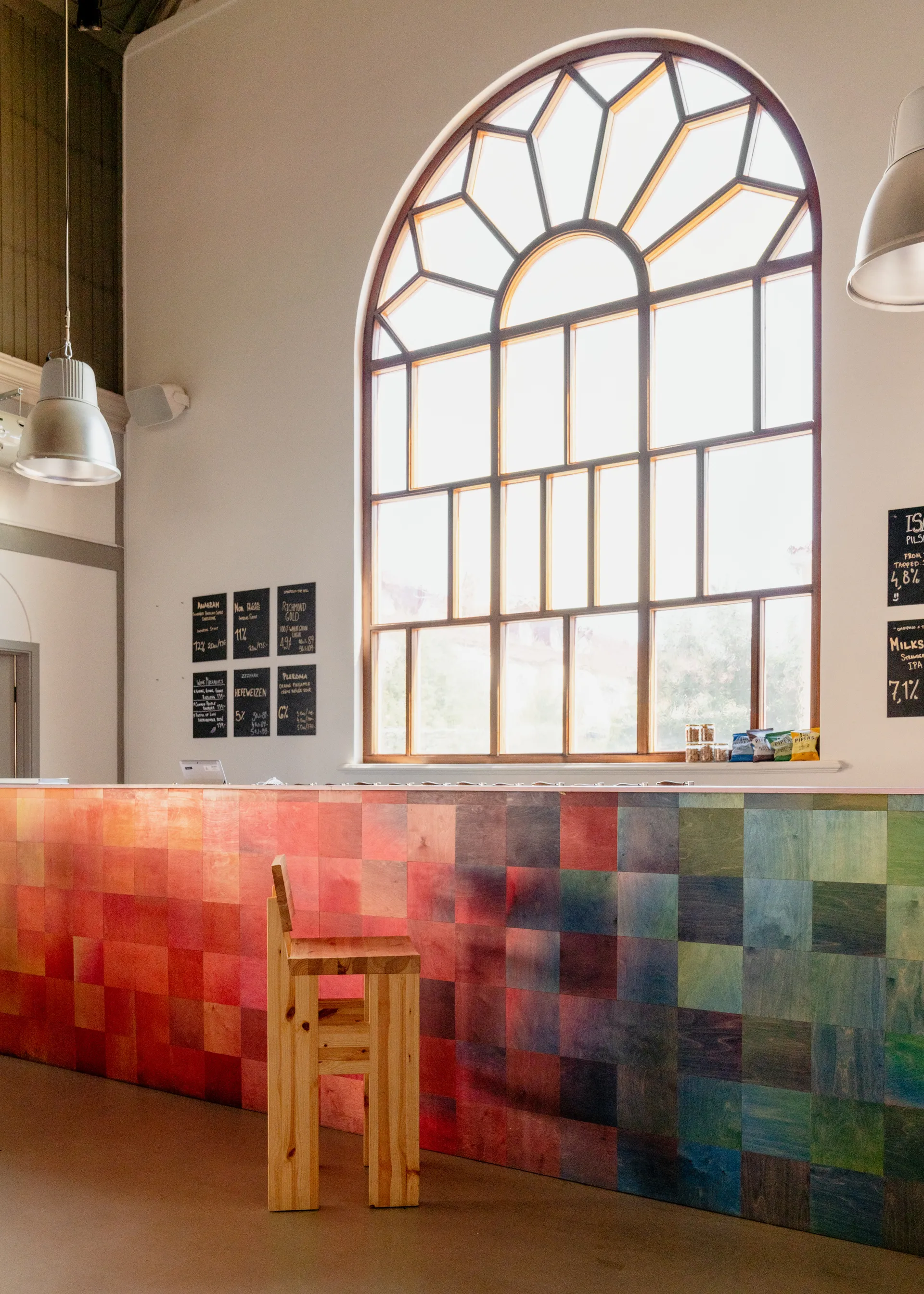 001 Bar Stool banco de bar, Pinho encerado a óleo mate, 65 cm Vaarnii