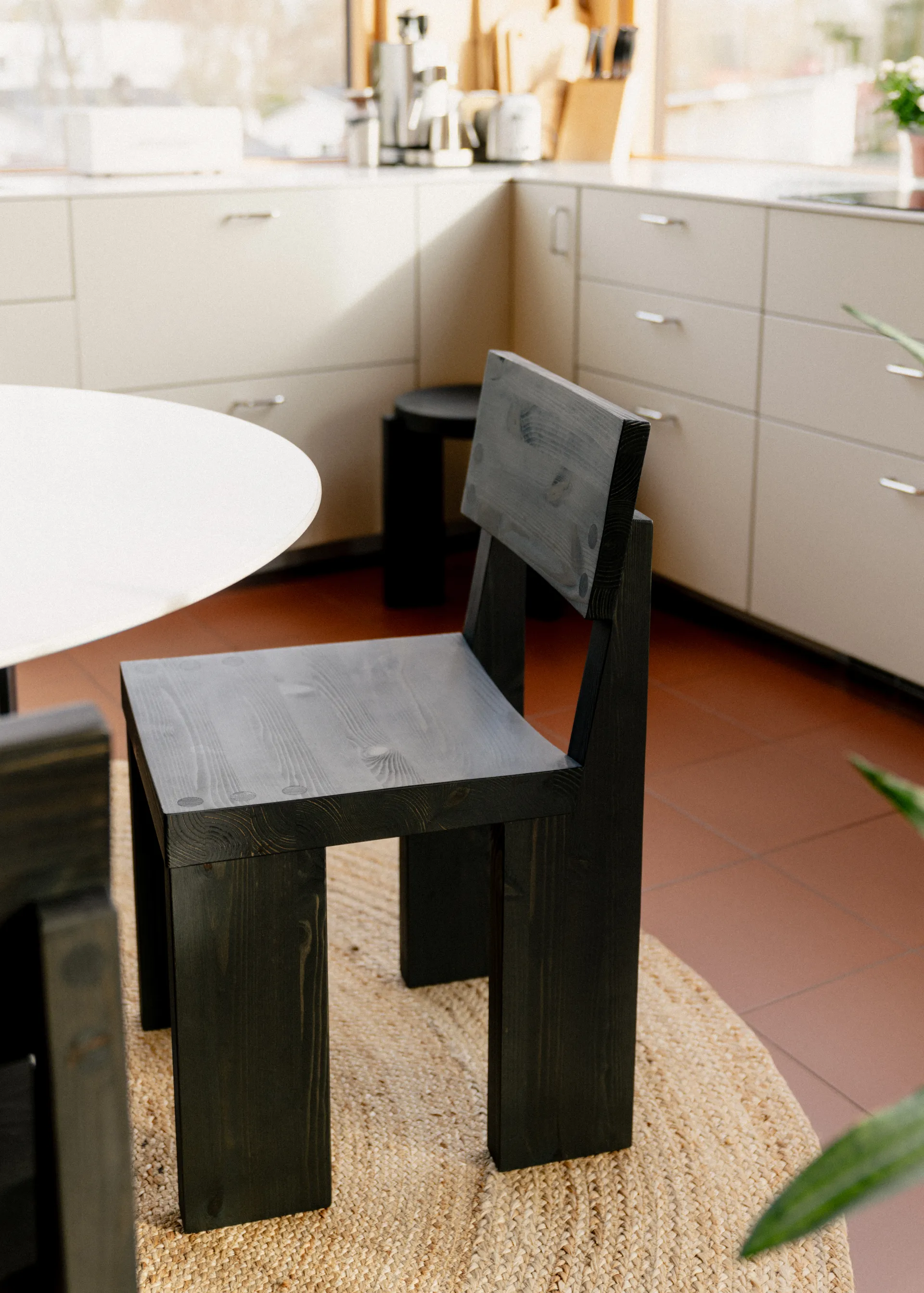 001 Dining Chair cadeira, Pinho tingido de preto Vaarnii