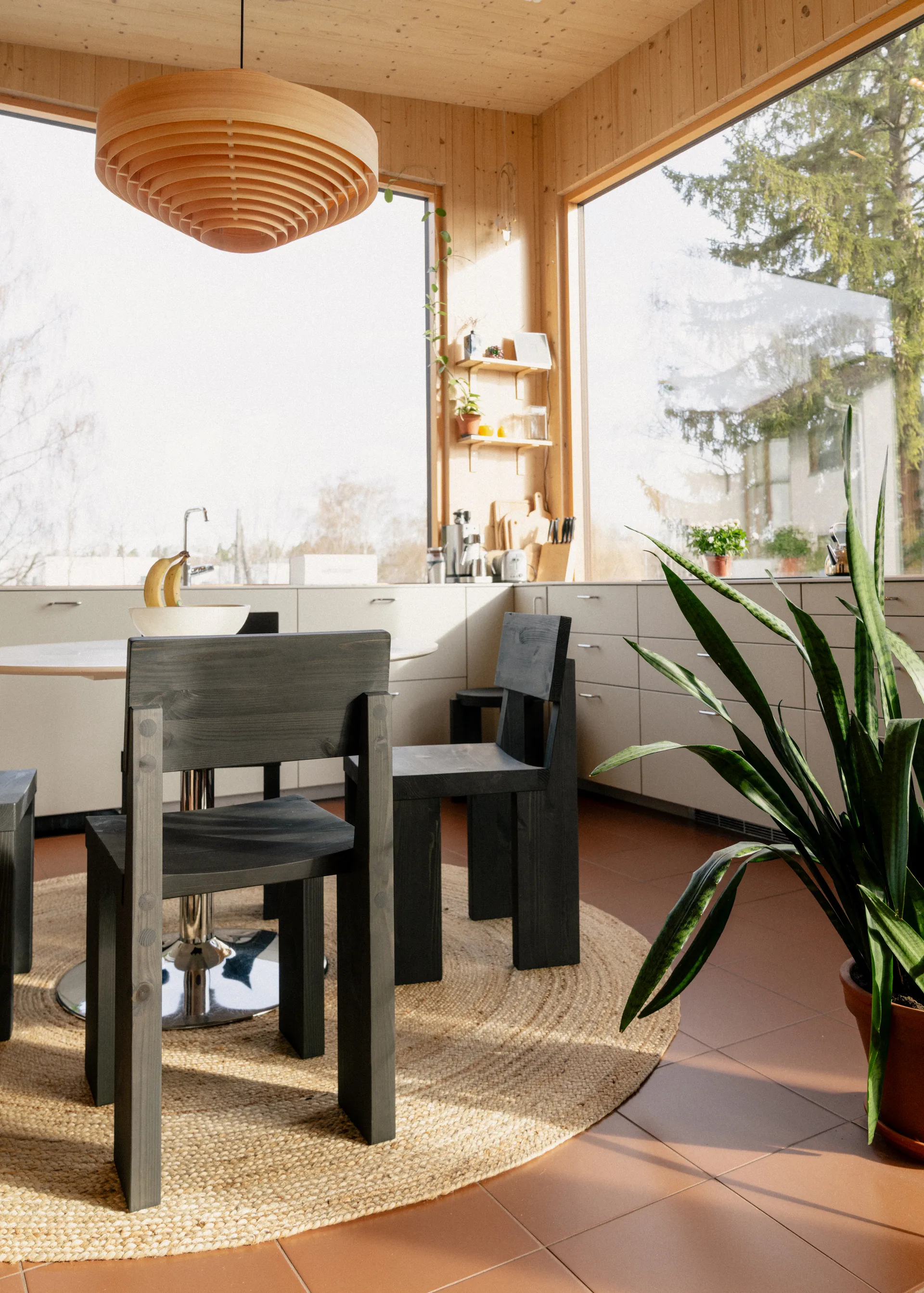 001 Dining Chair cadeira, Pinho tingido de preto Vaarnii