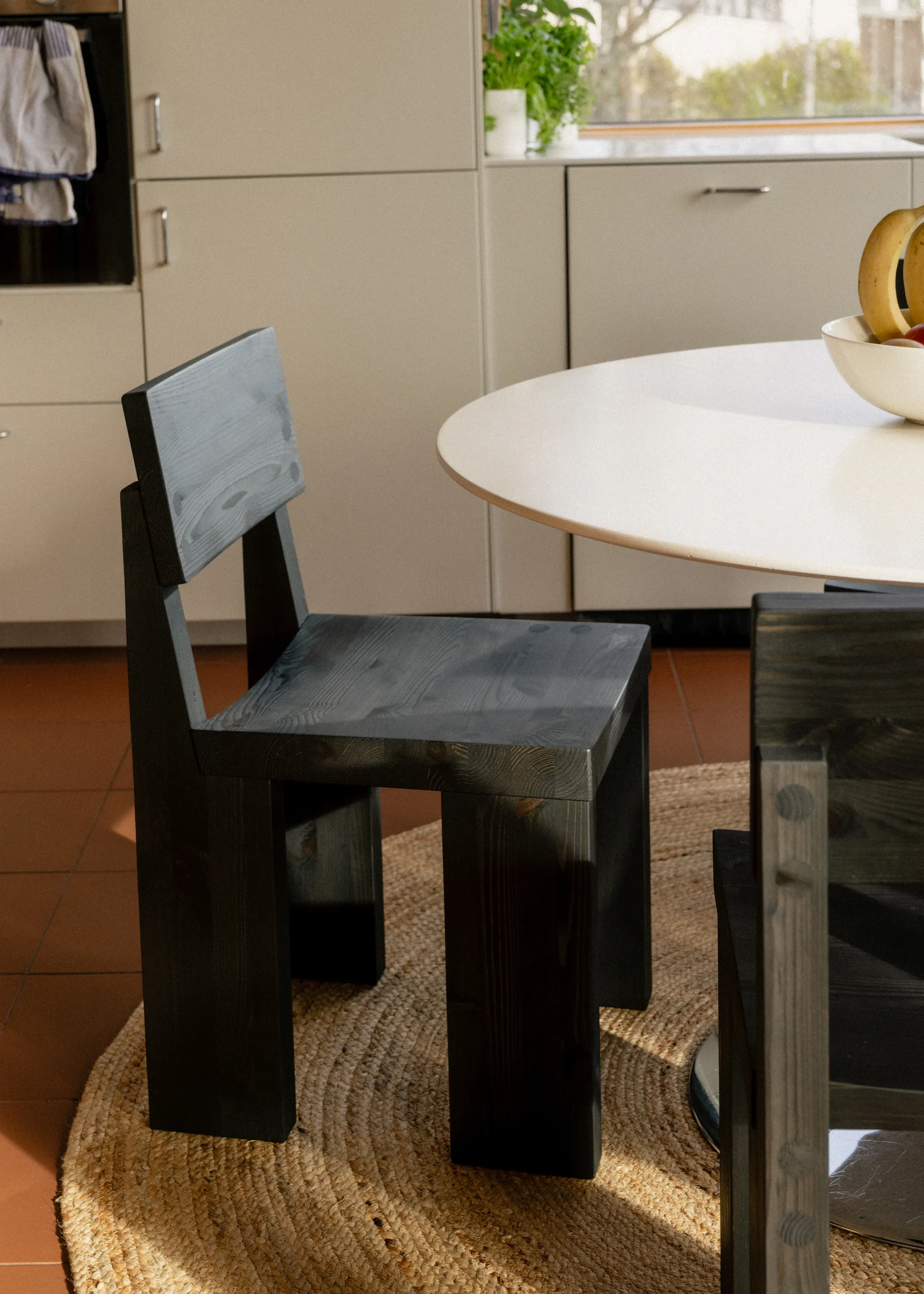 001 Dining Chair cadeira, Pinho tingido de preto Vaarnii