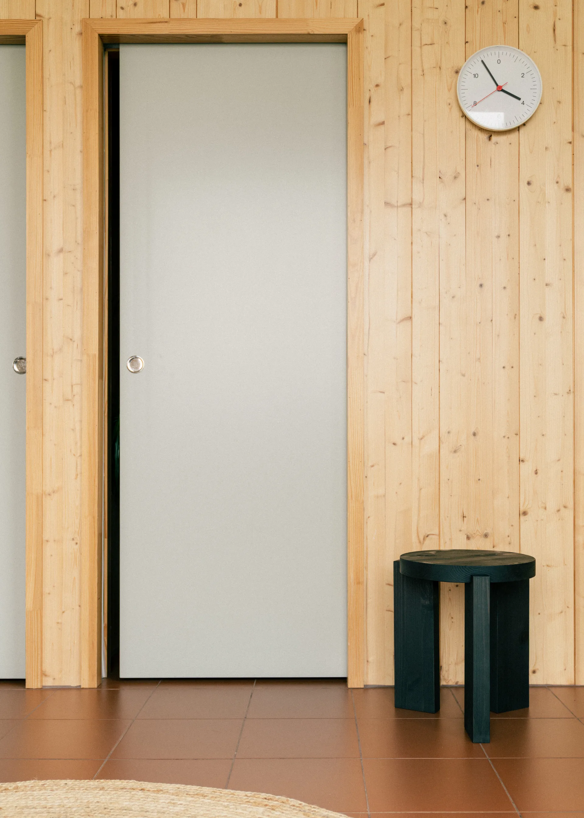 001 Stool banco, Pinho tingido de preto, Ø40x44 cm Vaarnii