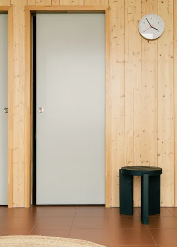 001 Stool banco - Pinho tingido de preto, Ø40x44 cm - Vaarnii