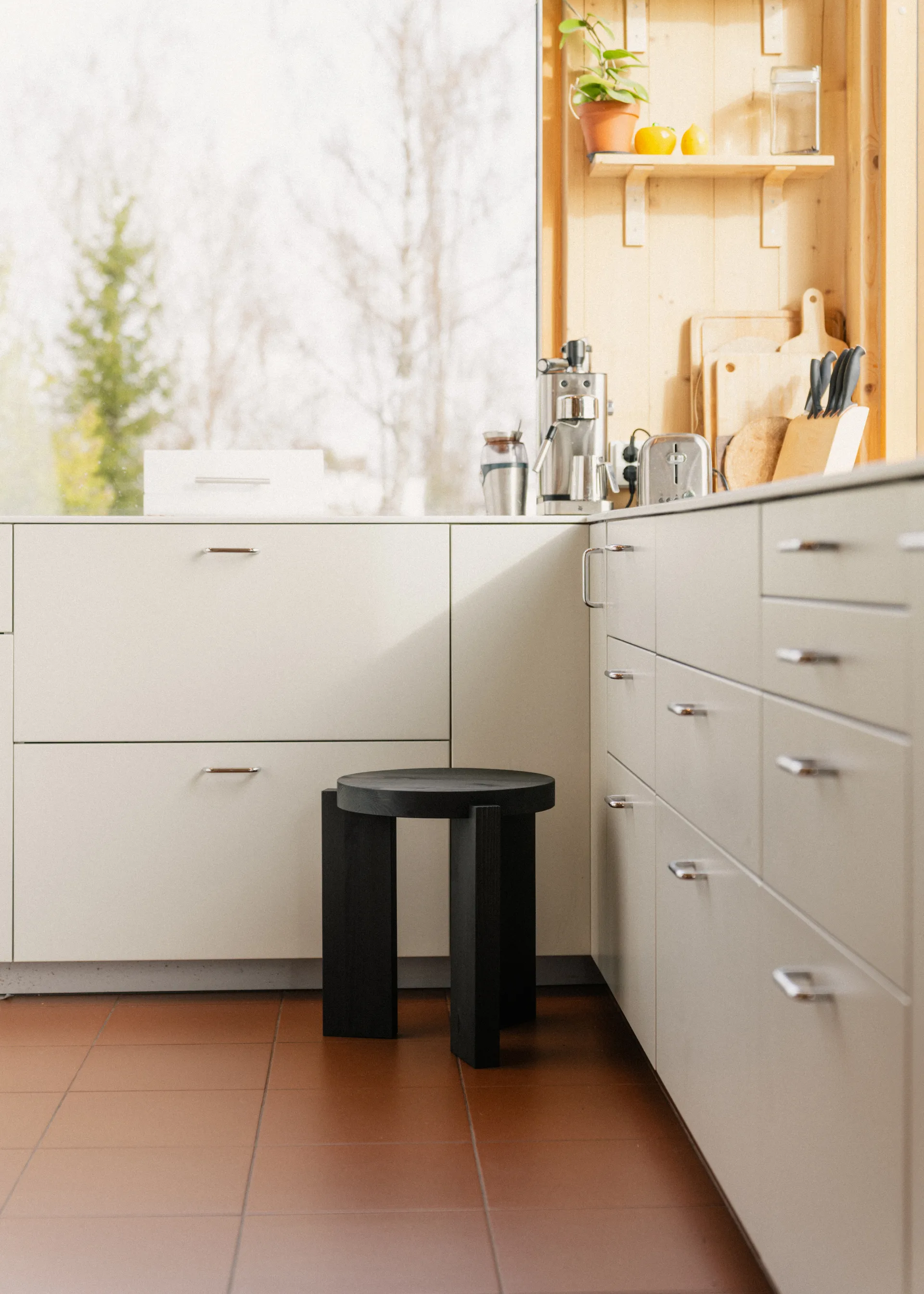 001 Stool banco, Pinho tingido de preto, Ø40x44 cm Vaarnii