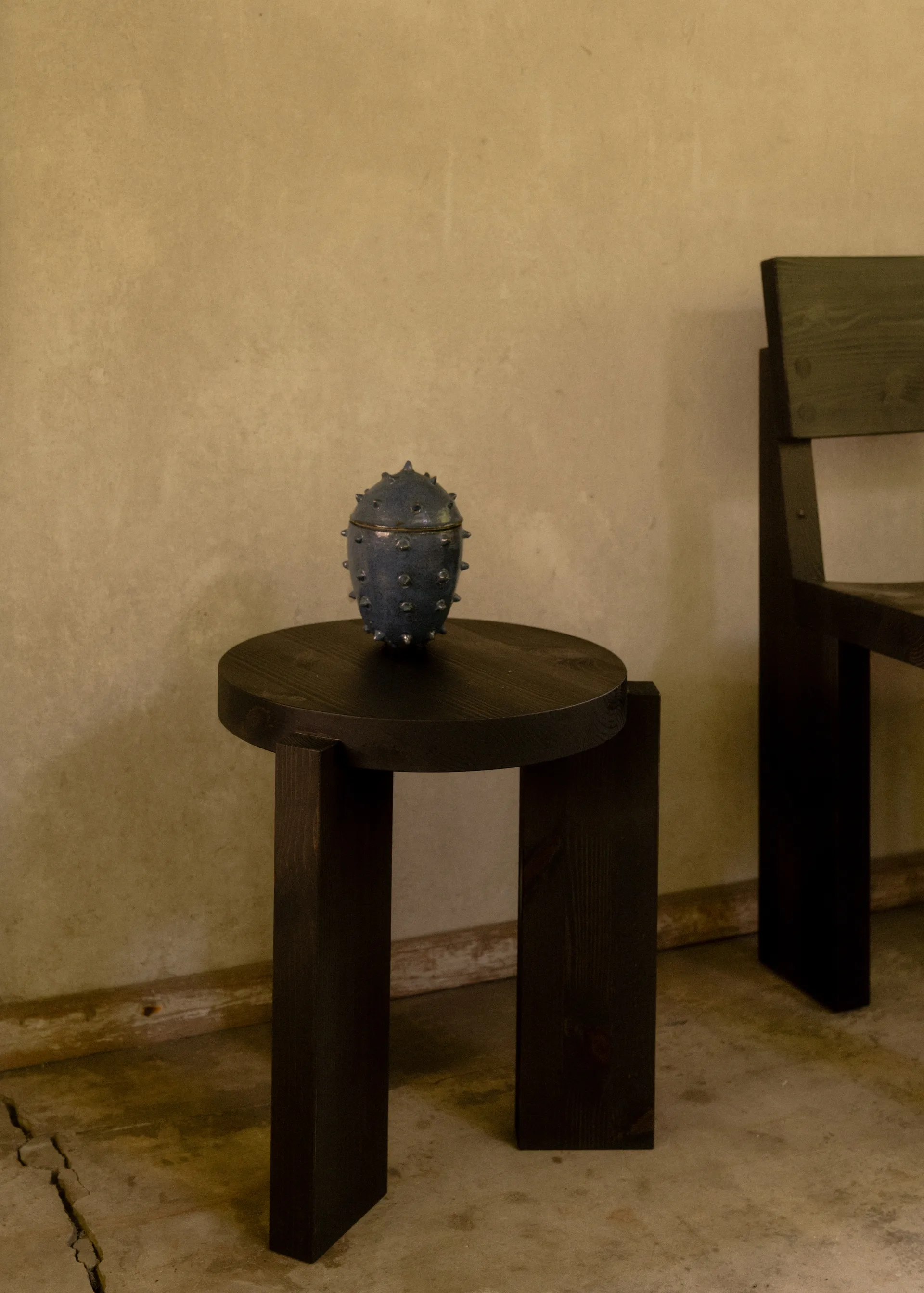 001 Stool banco, Pinho tingido de preto, Ø40x44 cm Vaarnii