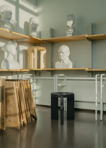 001 Stool banco - Pinho tingido de preto, Ø40x44 cm - Vaarnii